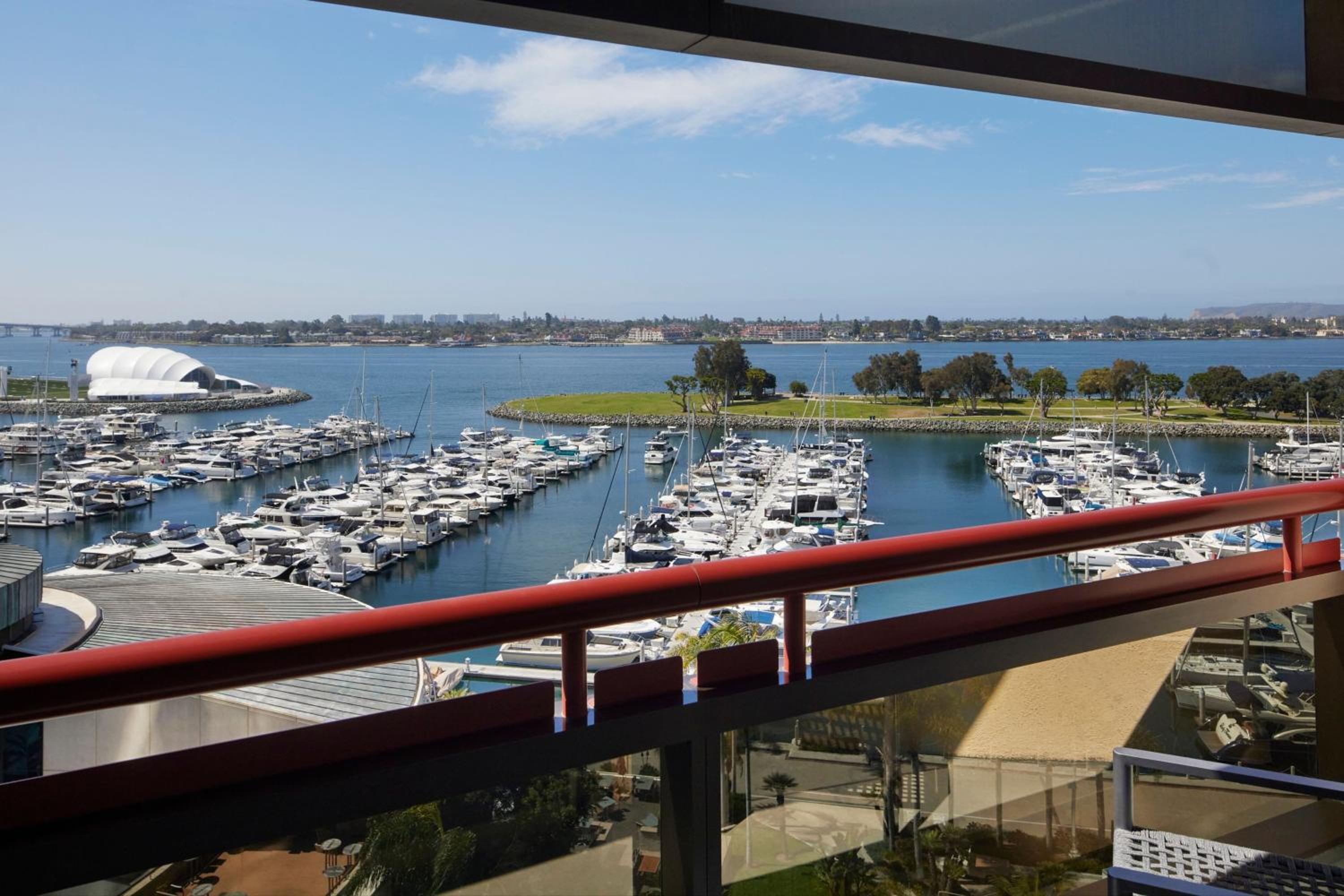 Guest room, 1 King, Bay view, Balcony - Photo 1