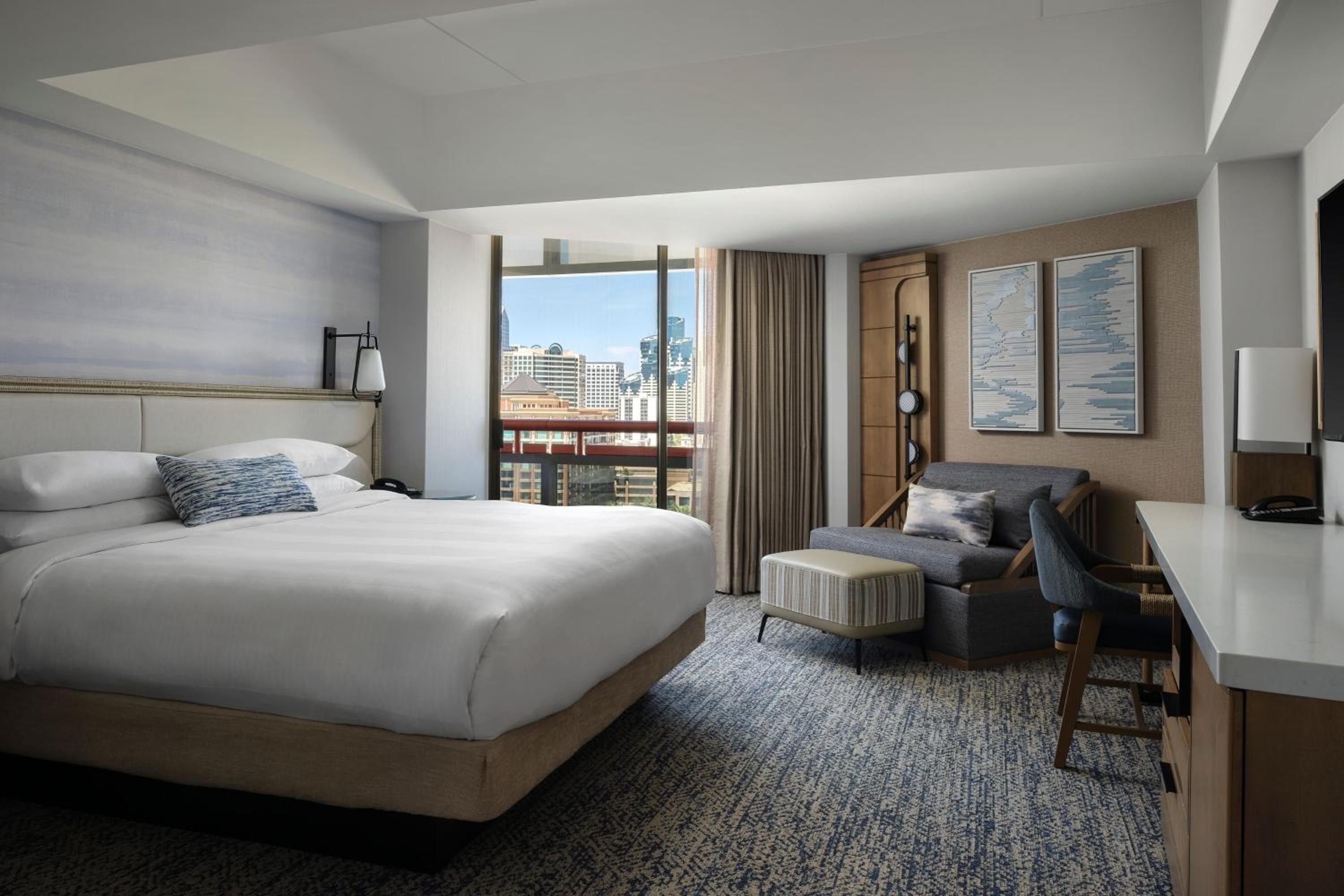 Guest room, 1 King, City view, Balcony - Photo 1