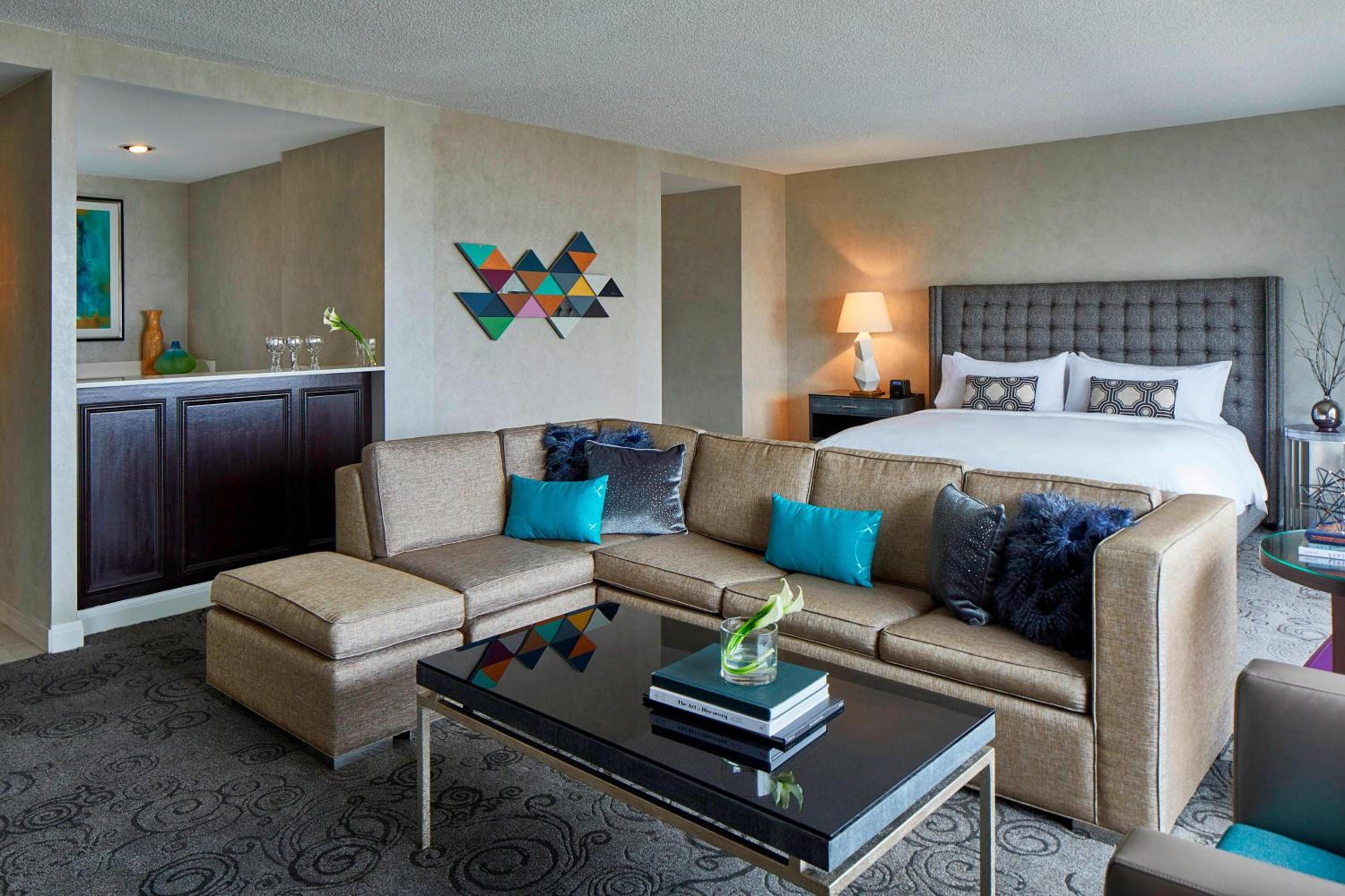Suite, 1 King - Photo 3