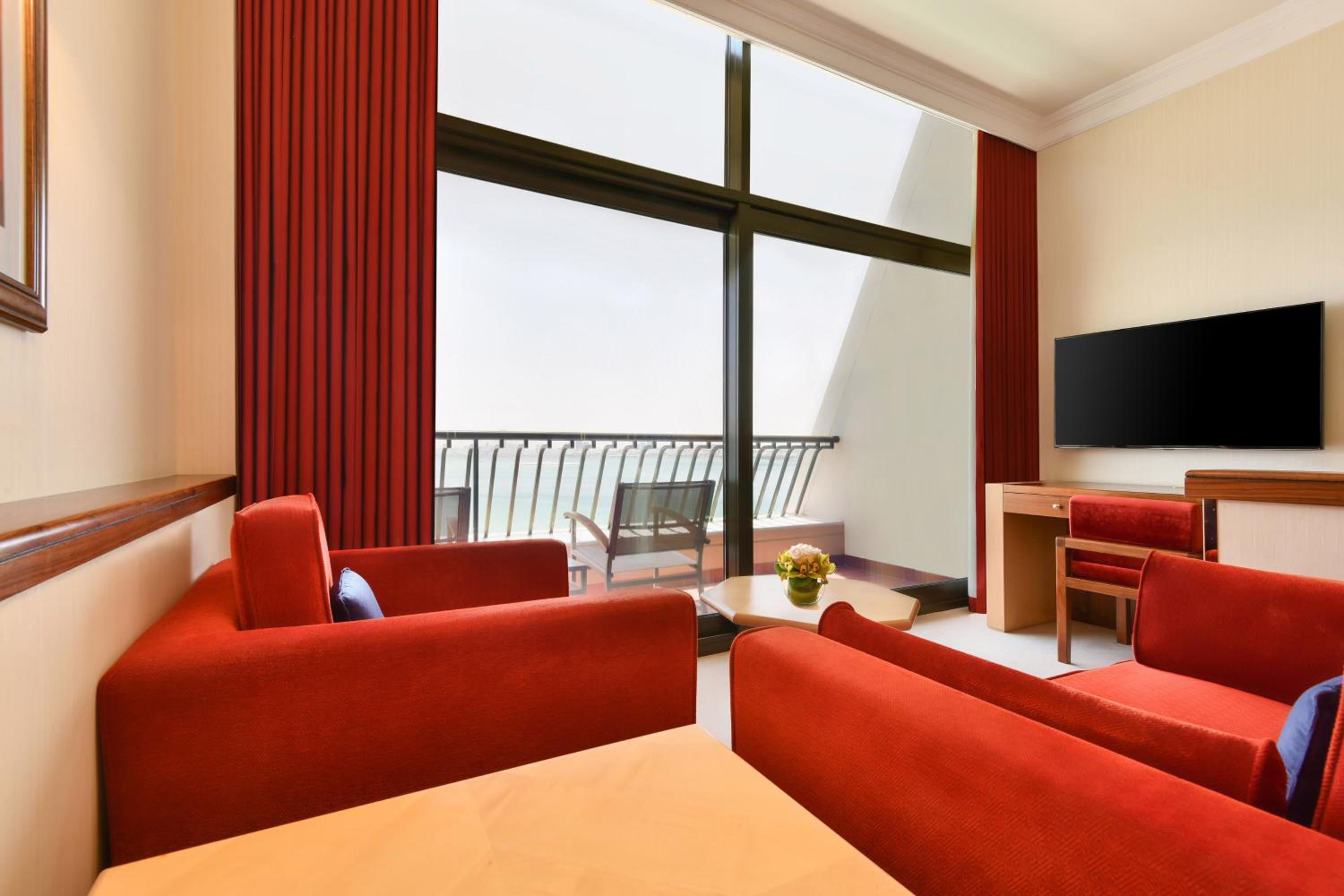 Deluxe King Room, Corniche Sea View - Photo 3