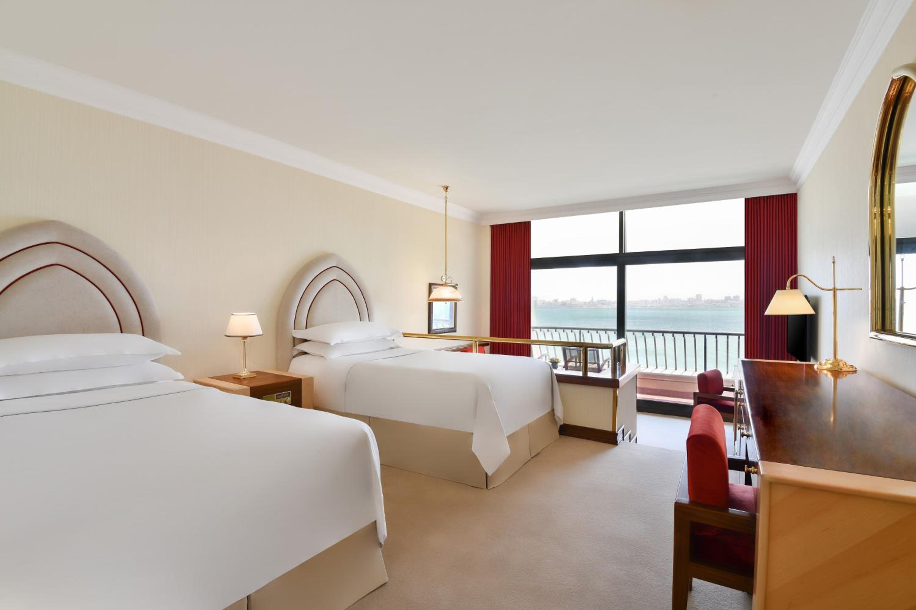 Deluxe Twin Room, Corniche Sea View - Photo 3