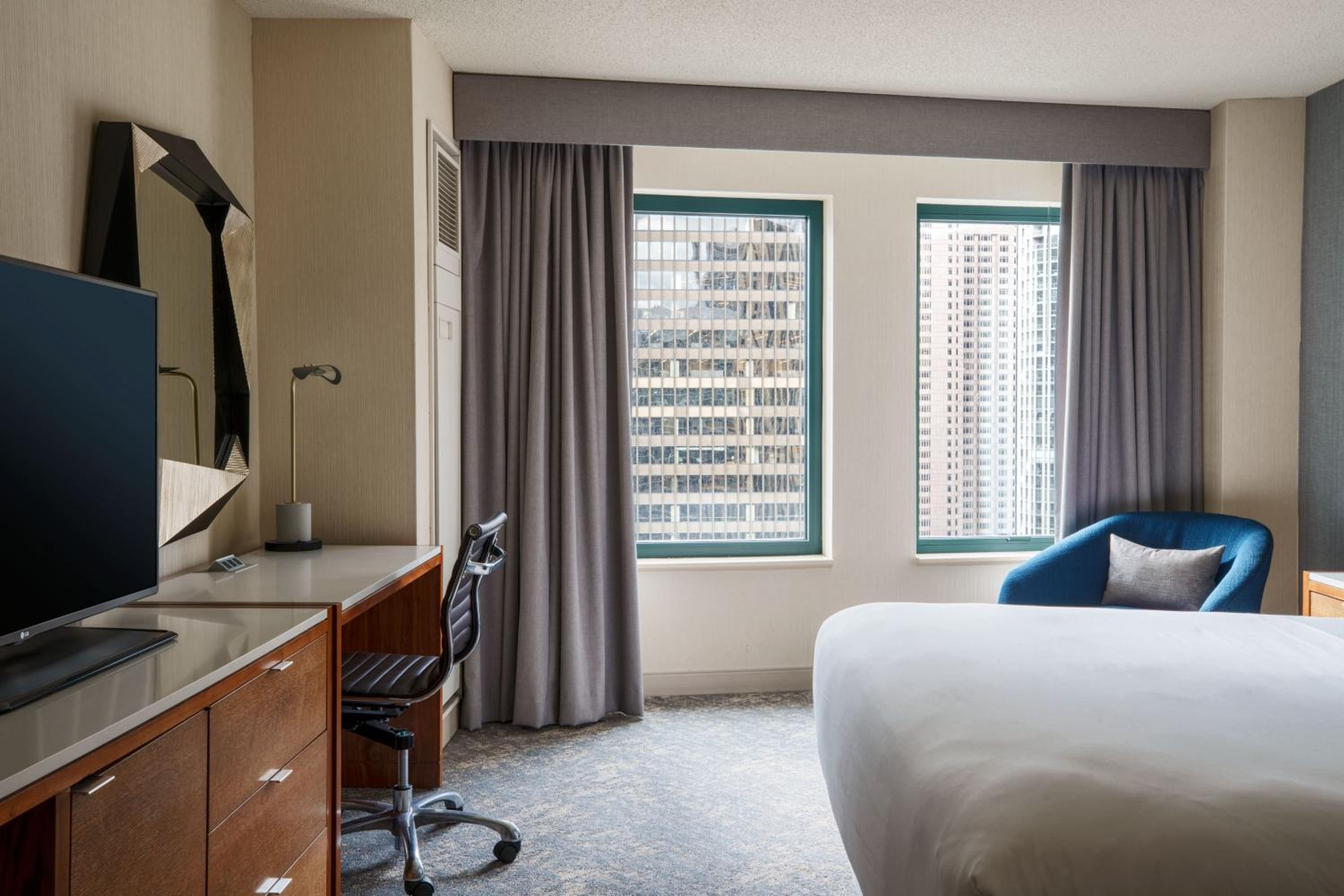 Deluxe King Room with River View - Photo 13