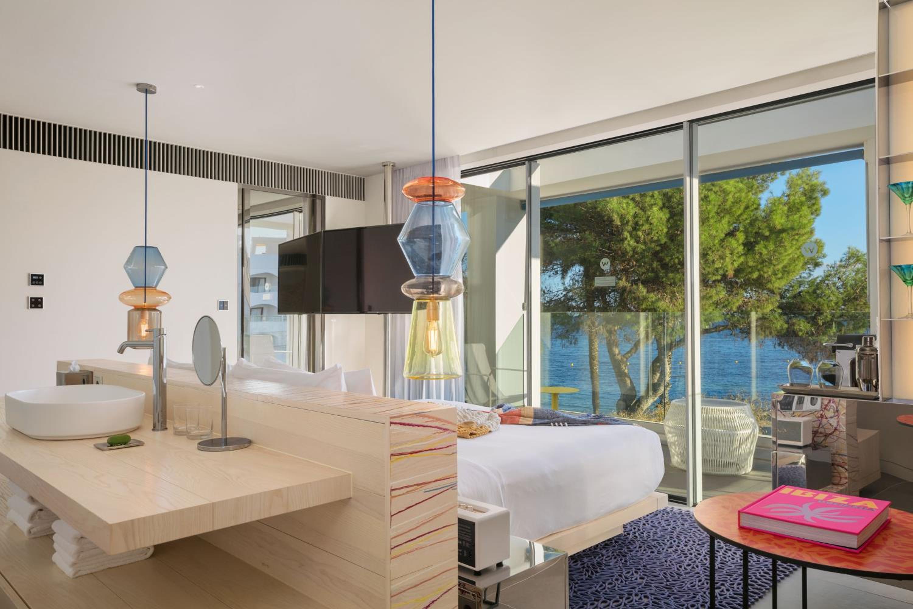 Premier King Room with Seafront and Balcony - Photo 2