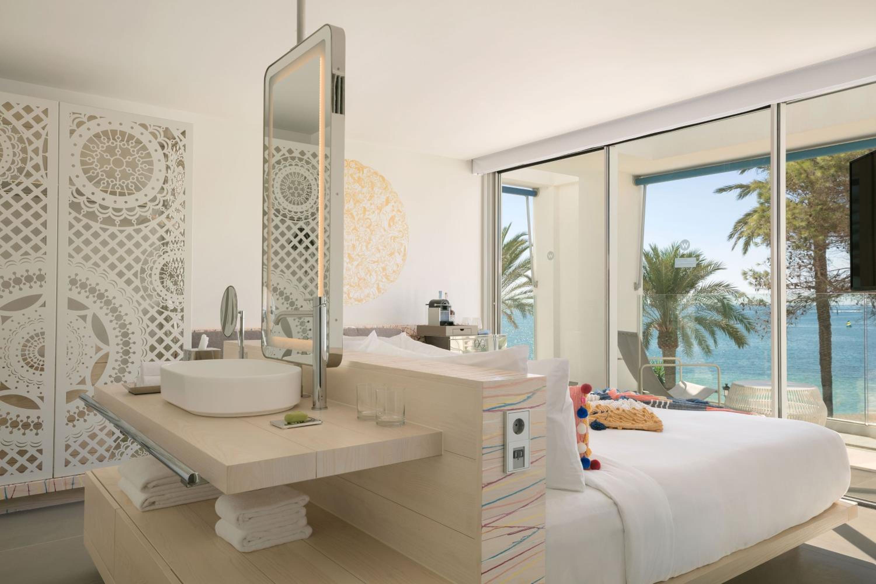 Premier King Room with Seafront and Balcony - Photo 1