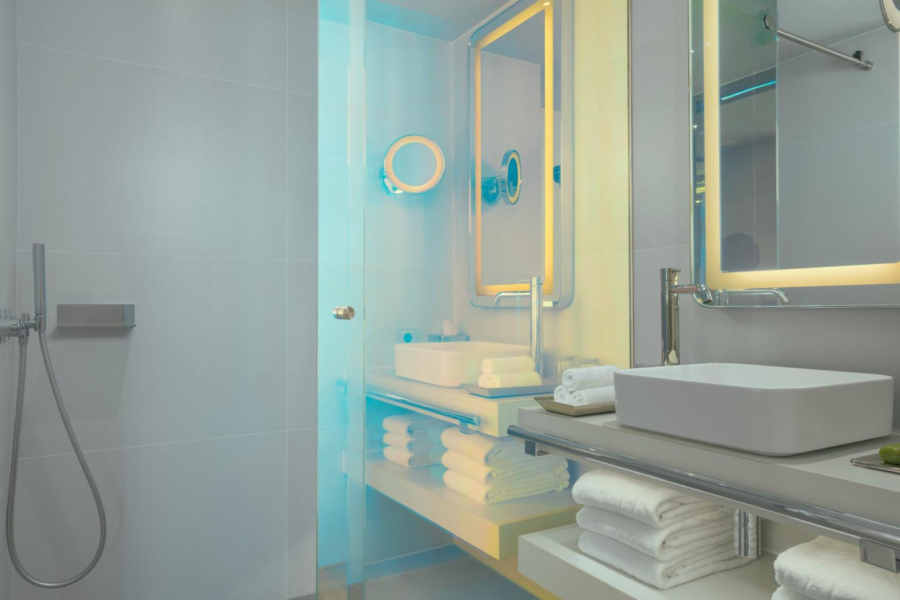 Superior King Room with Sea View and Balcony - Photo 3