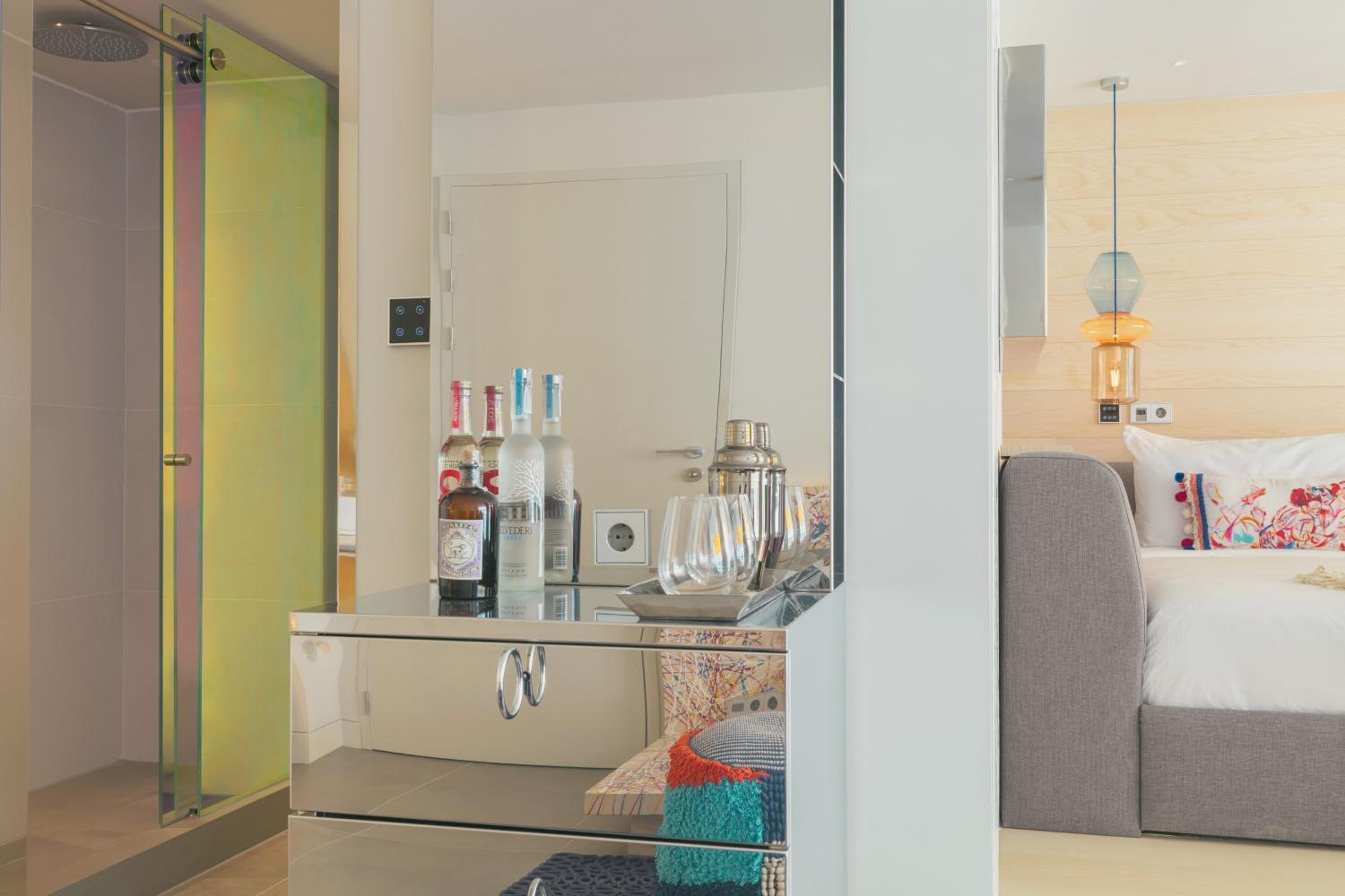 Premier Corner King Suite with Terrace thumbnail 6