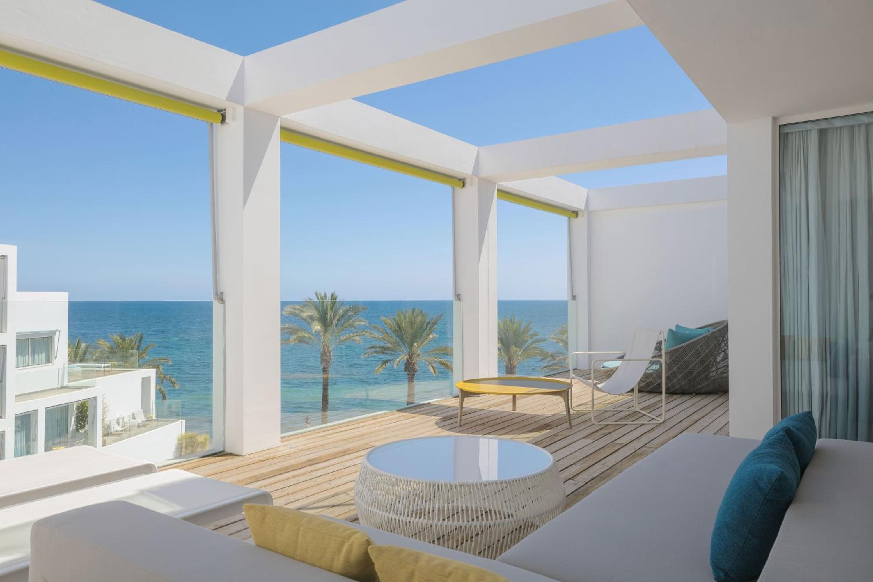 Oasis King Suite with Sea View and Terrace