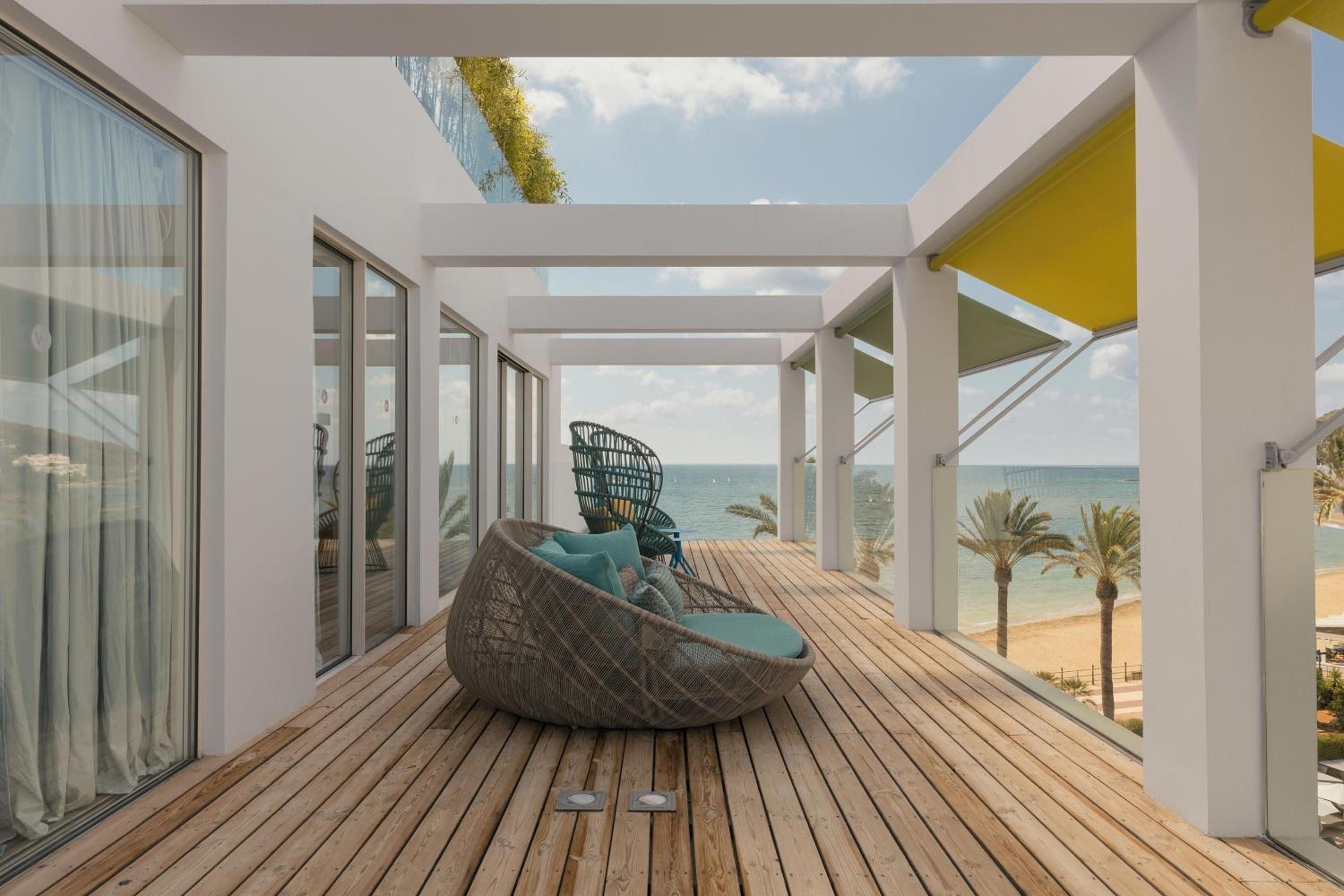 Penthouse King Suite with Round Bed and Seafront