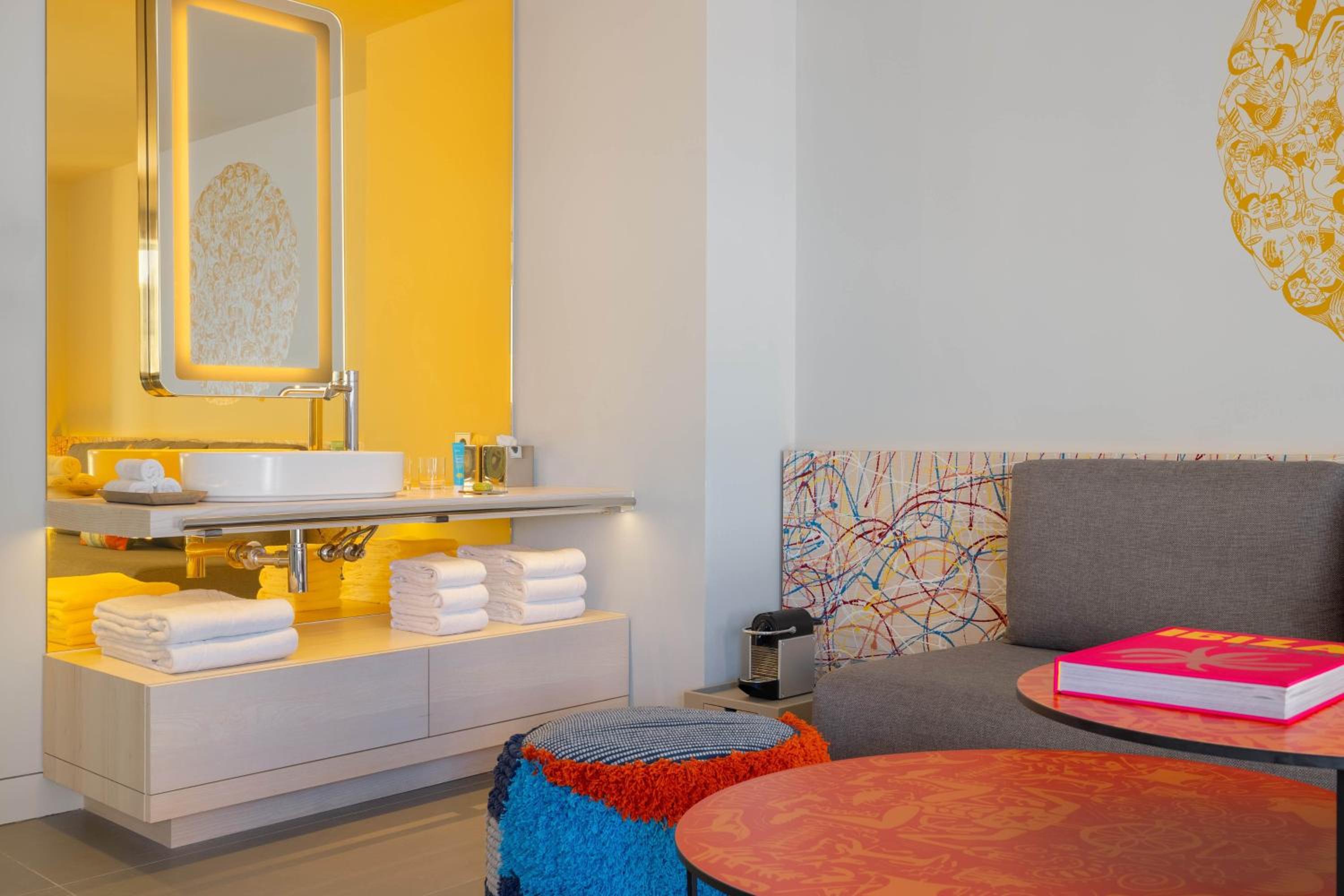 Deluxe King Room with Balcony and City View - Photo 6