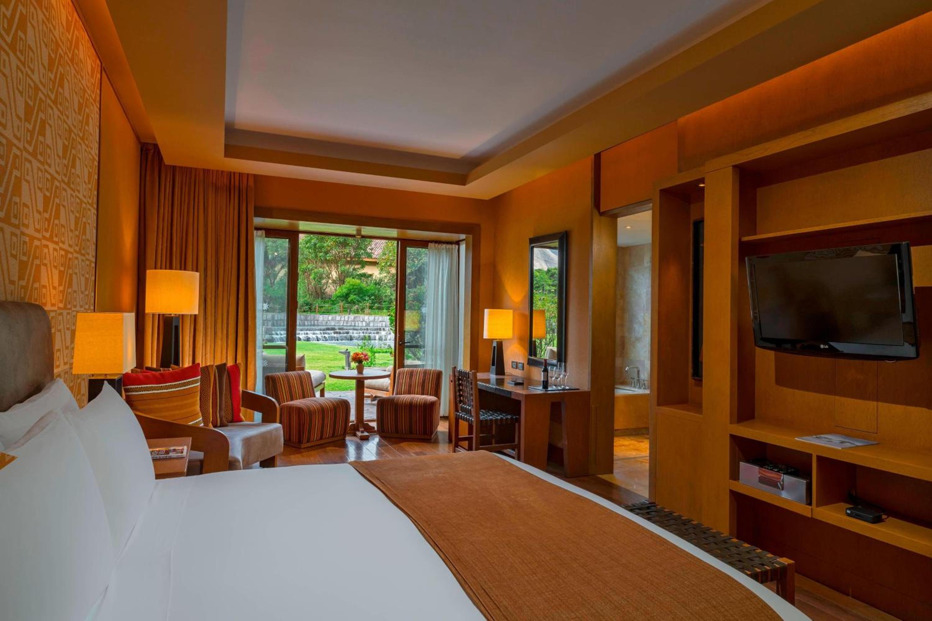 Grand Deluxe King Room with Terrace - Photo 3