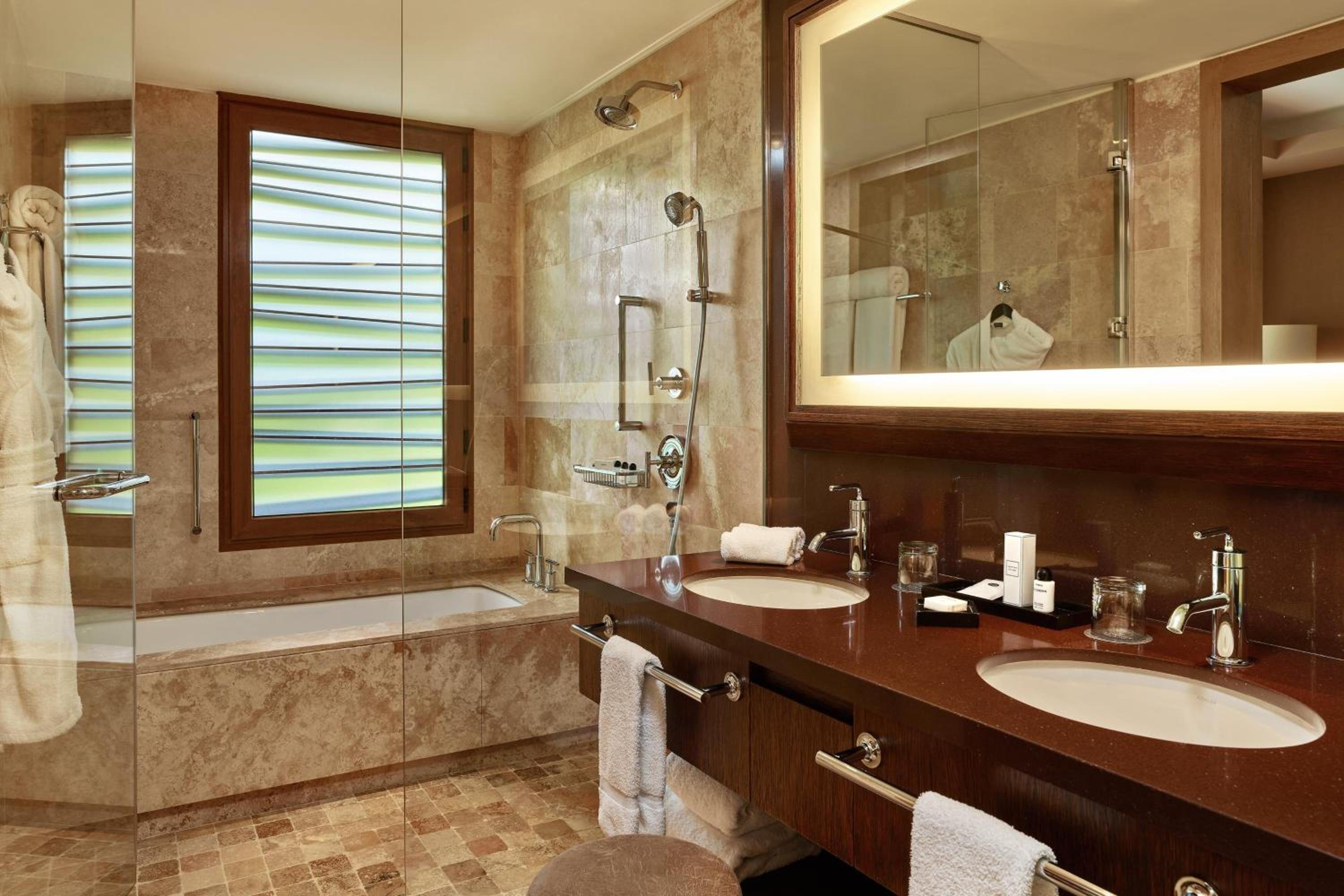 One-Bedroom King Suite  - Photo 3