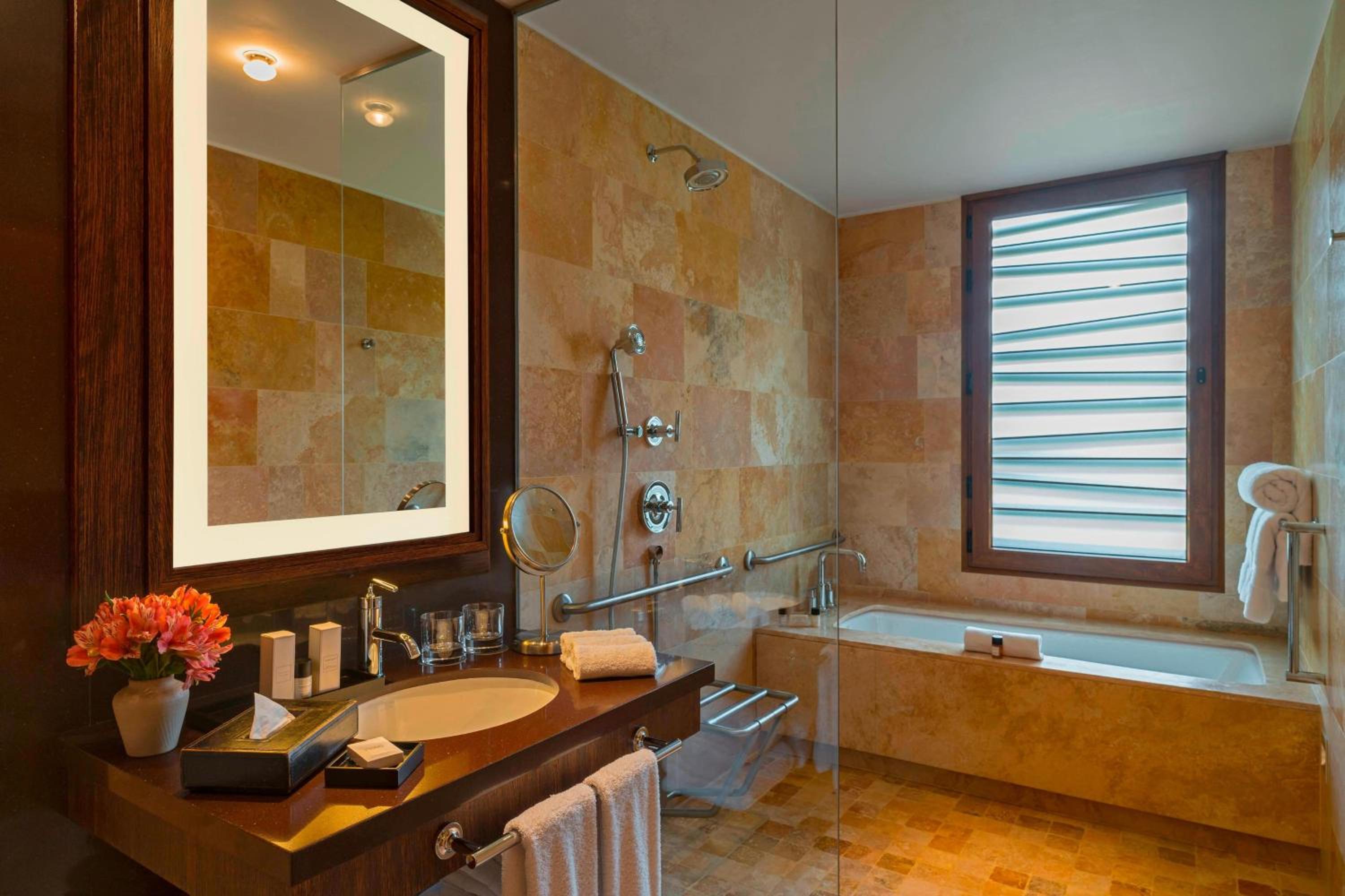Deluxe King Room - Photo 5