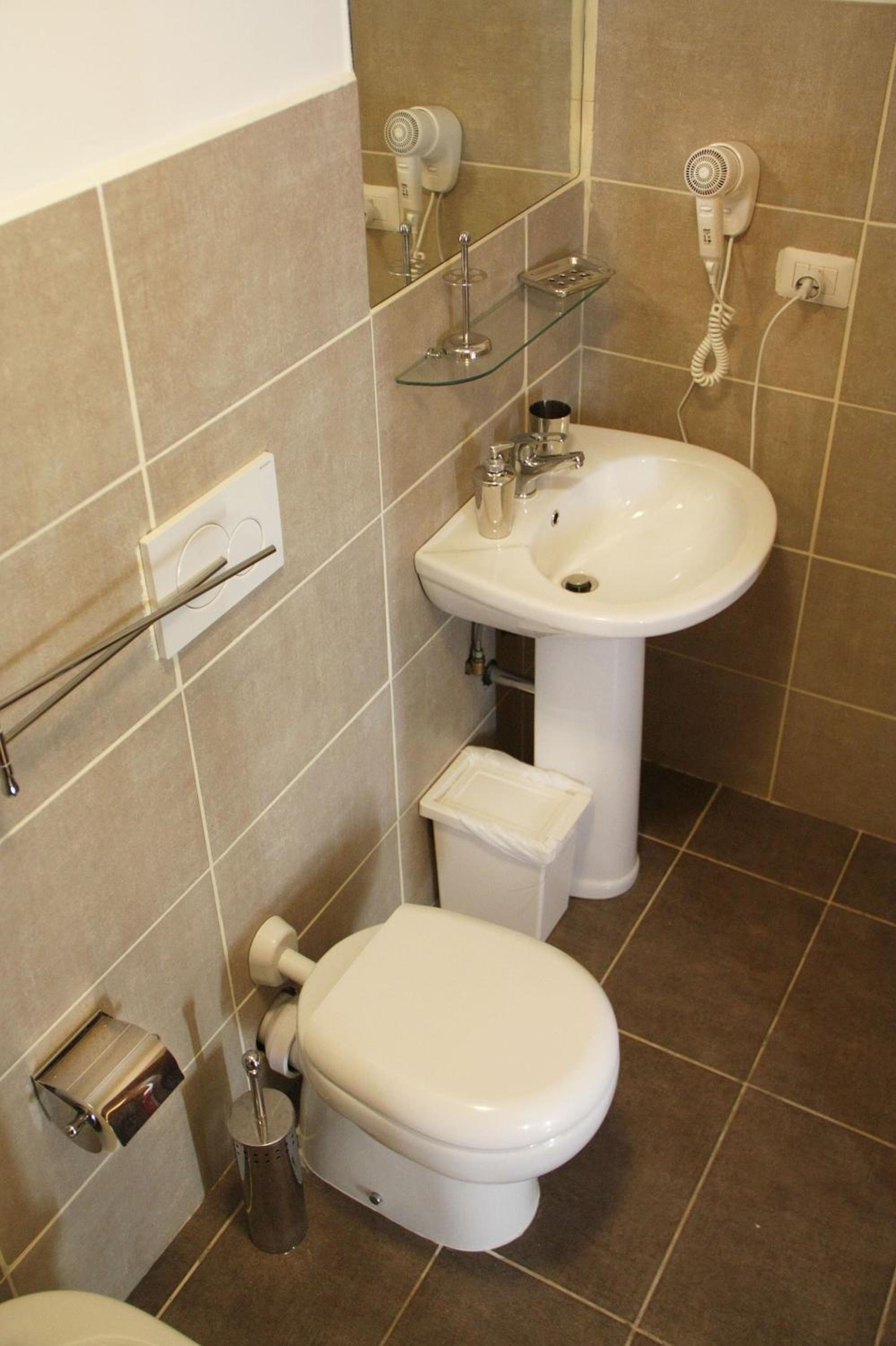 Basic Double Room photo 2