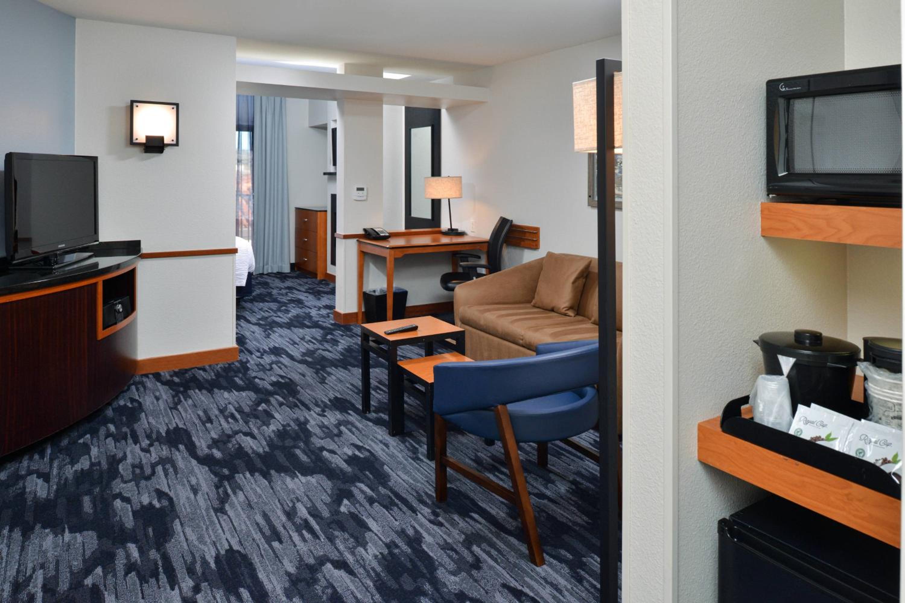 One-Bedroom Junior King Suite with Sofa Bed - Second and Third Floor photo 3