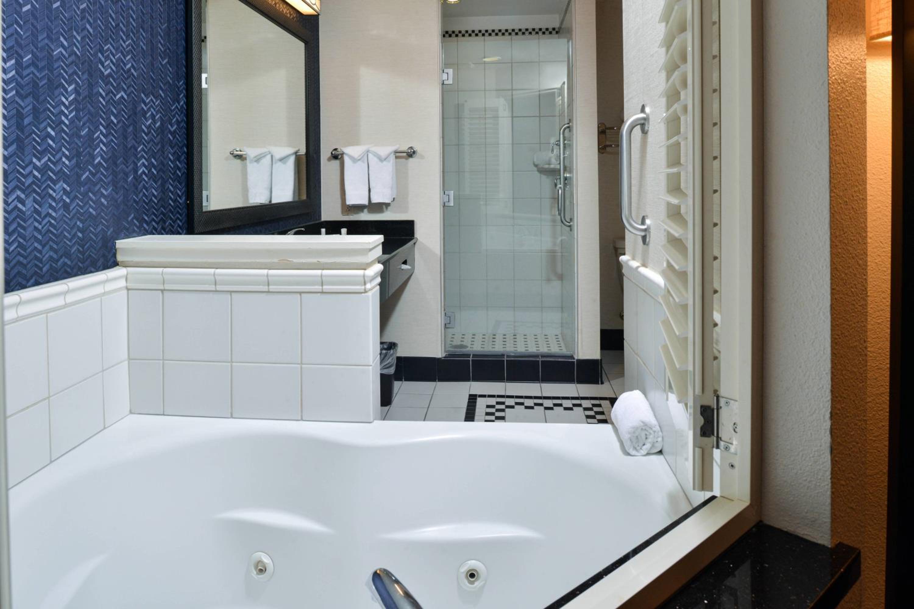 One-Bedroom Junior King Suite with Sofa Bed - Second and Third Floor photo 2