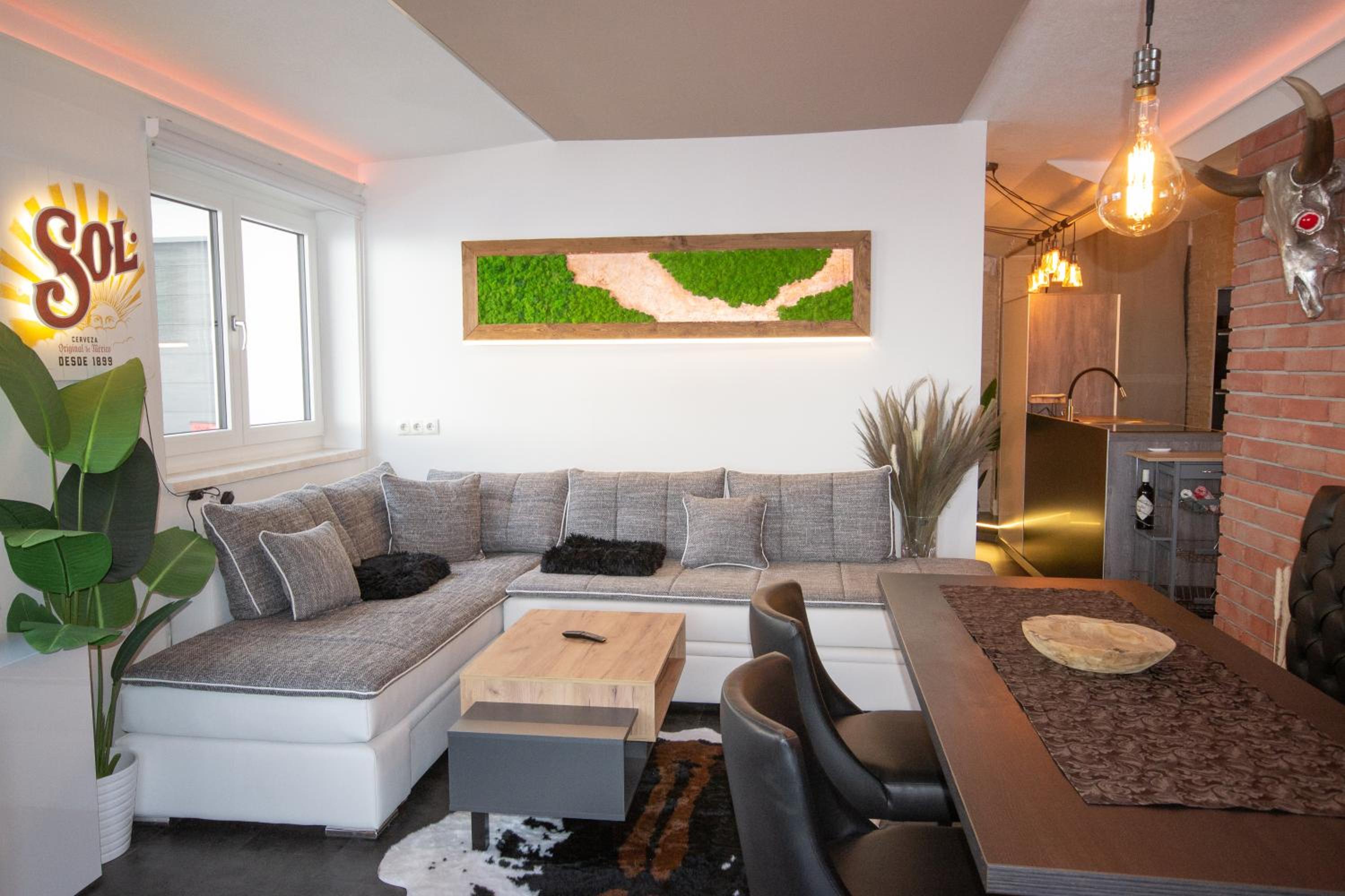 One-Bedroom Apartment photo 1