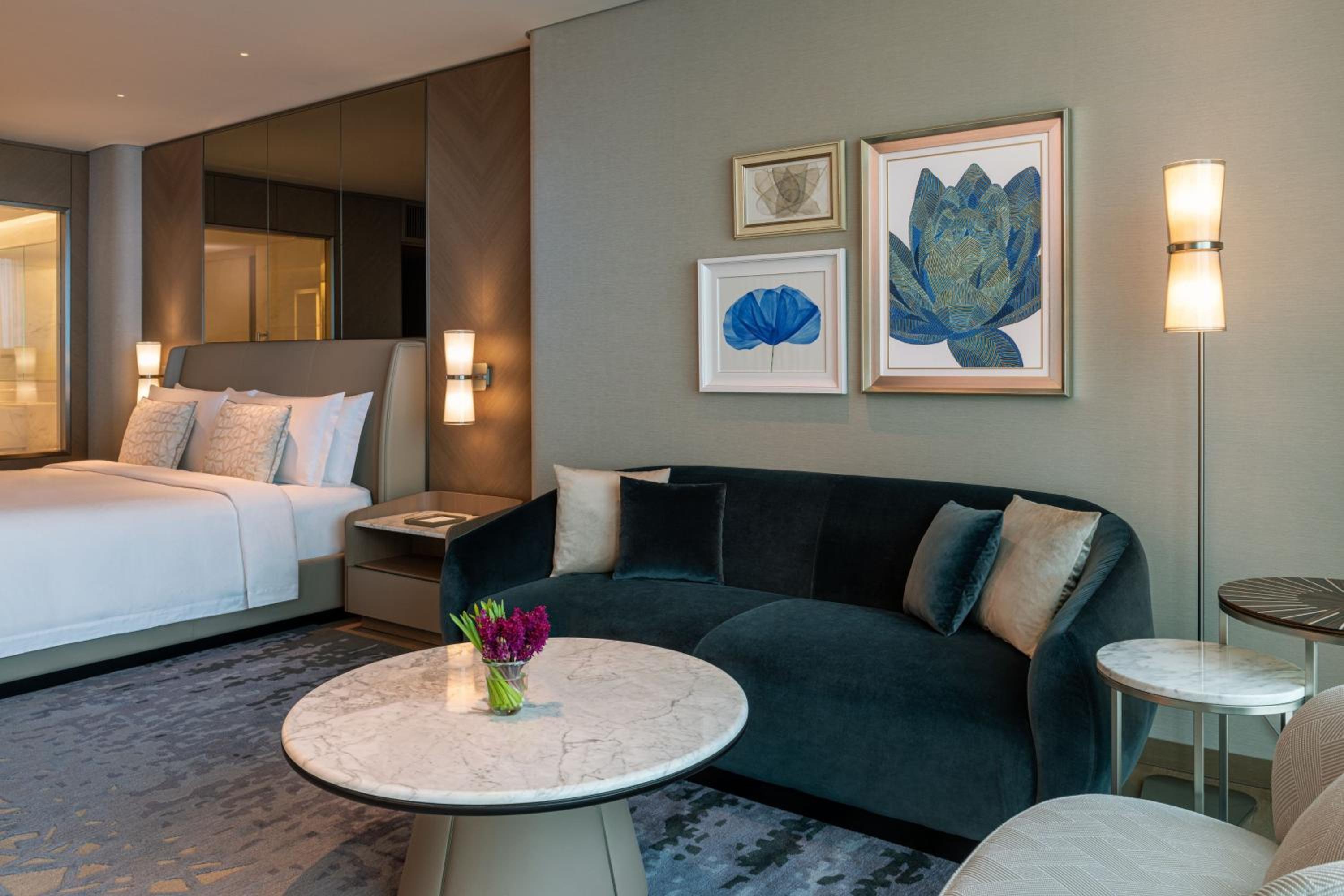 Grand Deluxe King Room with City View - Photo 4