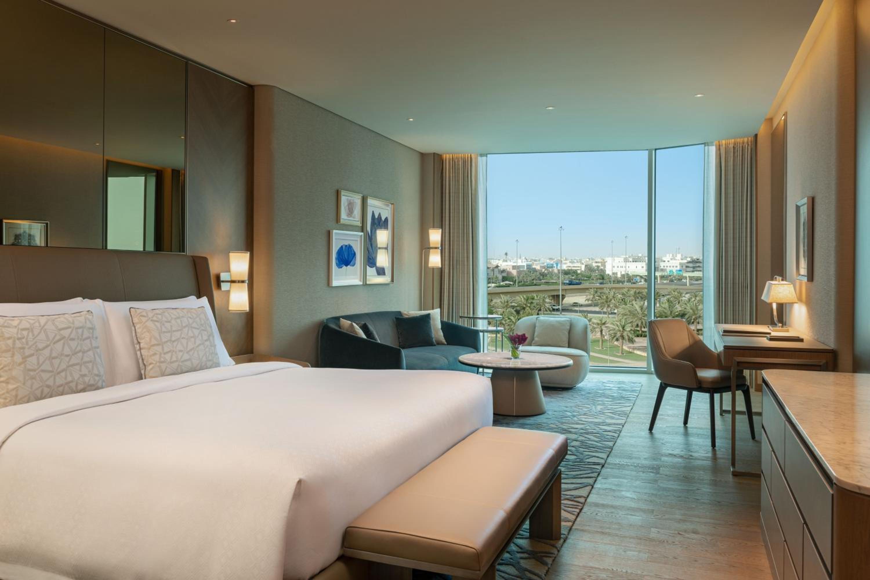Grand Deluxe King Room with City View - Photo 2