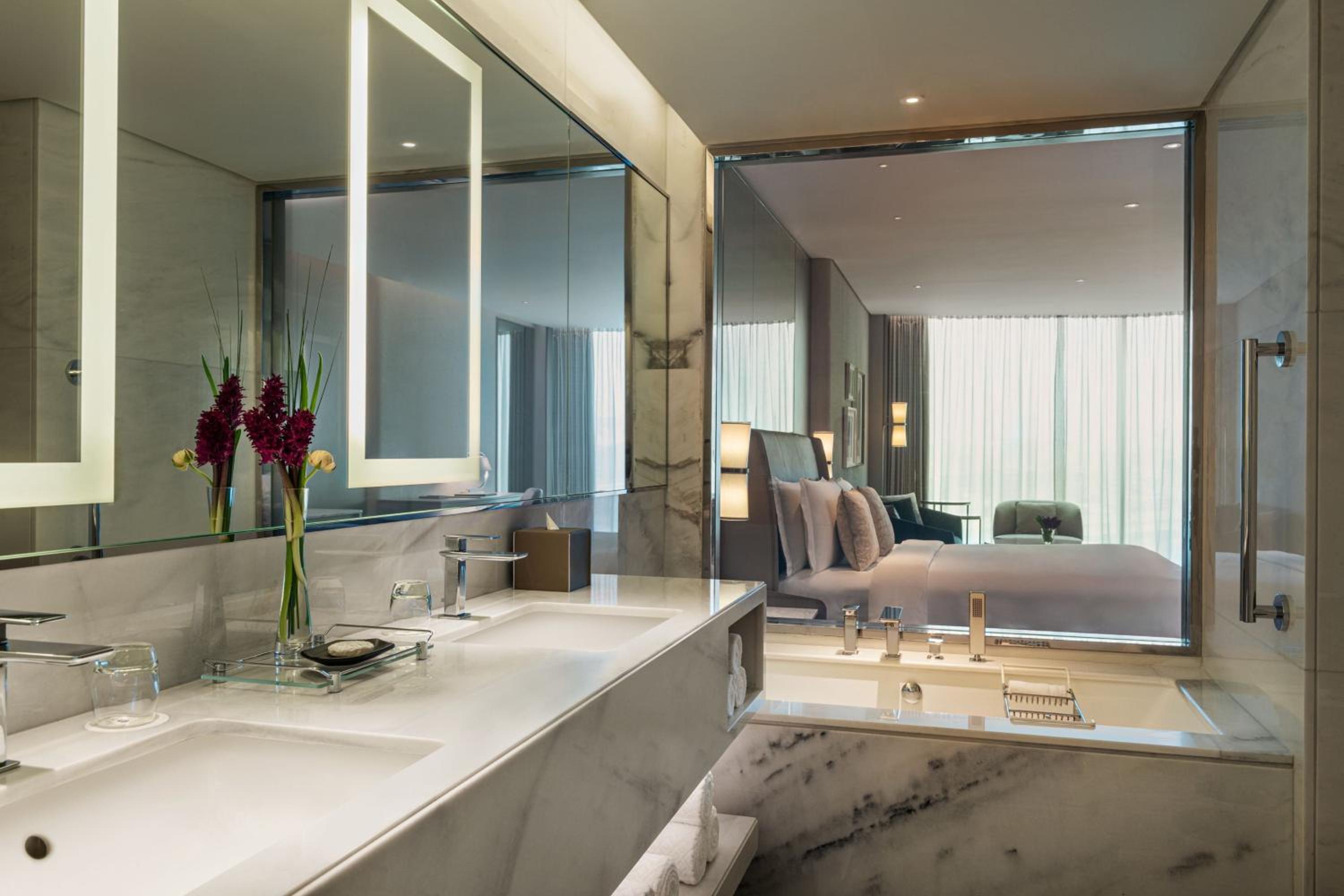 Grand Deluxe King Room with City View - Photo 3
