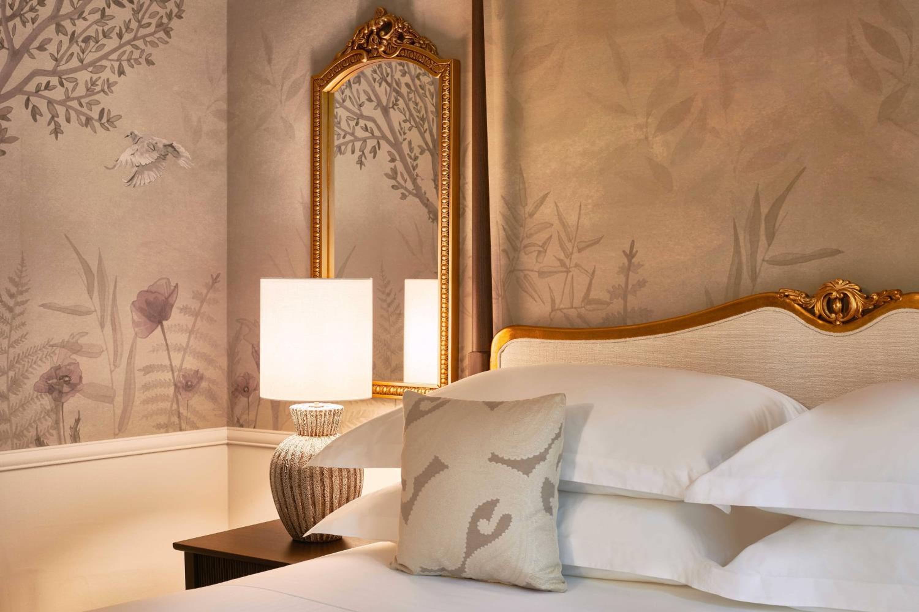 Junior King Suite with Mountain View thumbnail 5