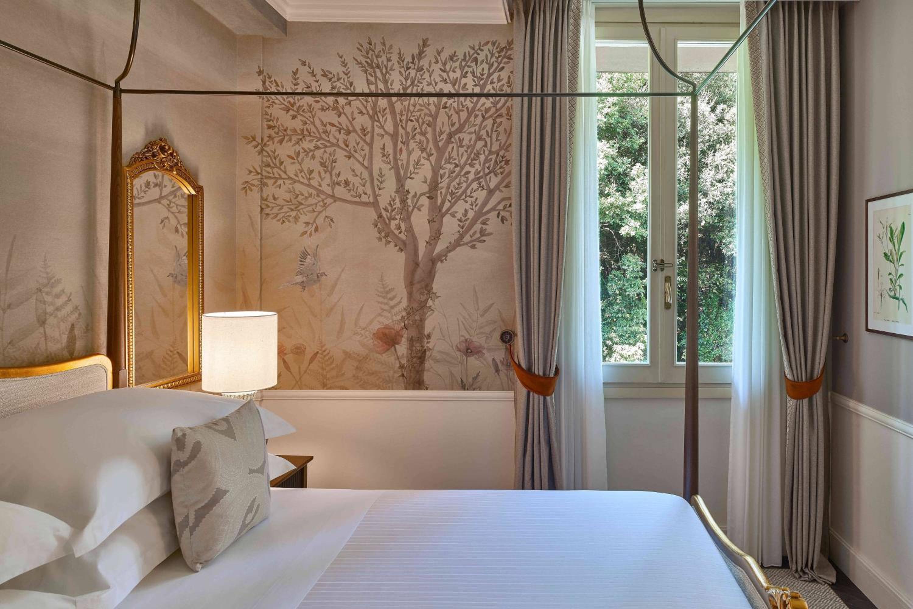 Junior King Suite with Mountain View