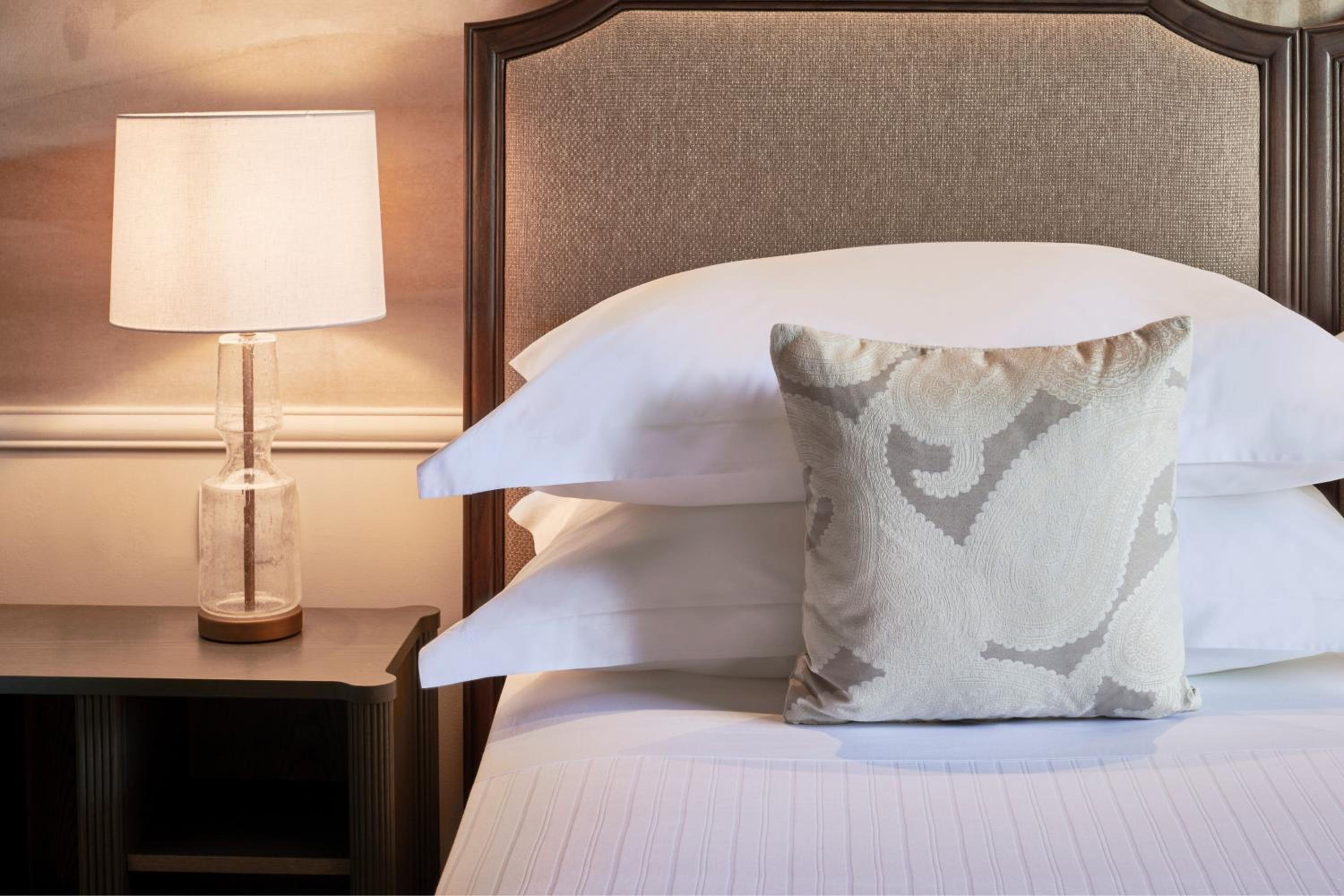 Deluxe Queen Room with Garden View