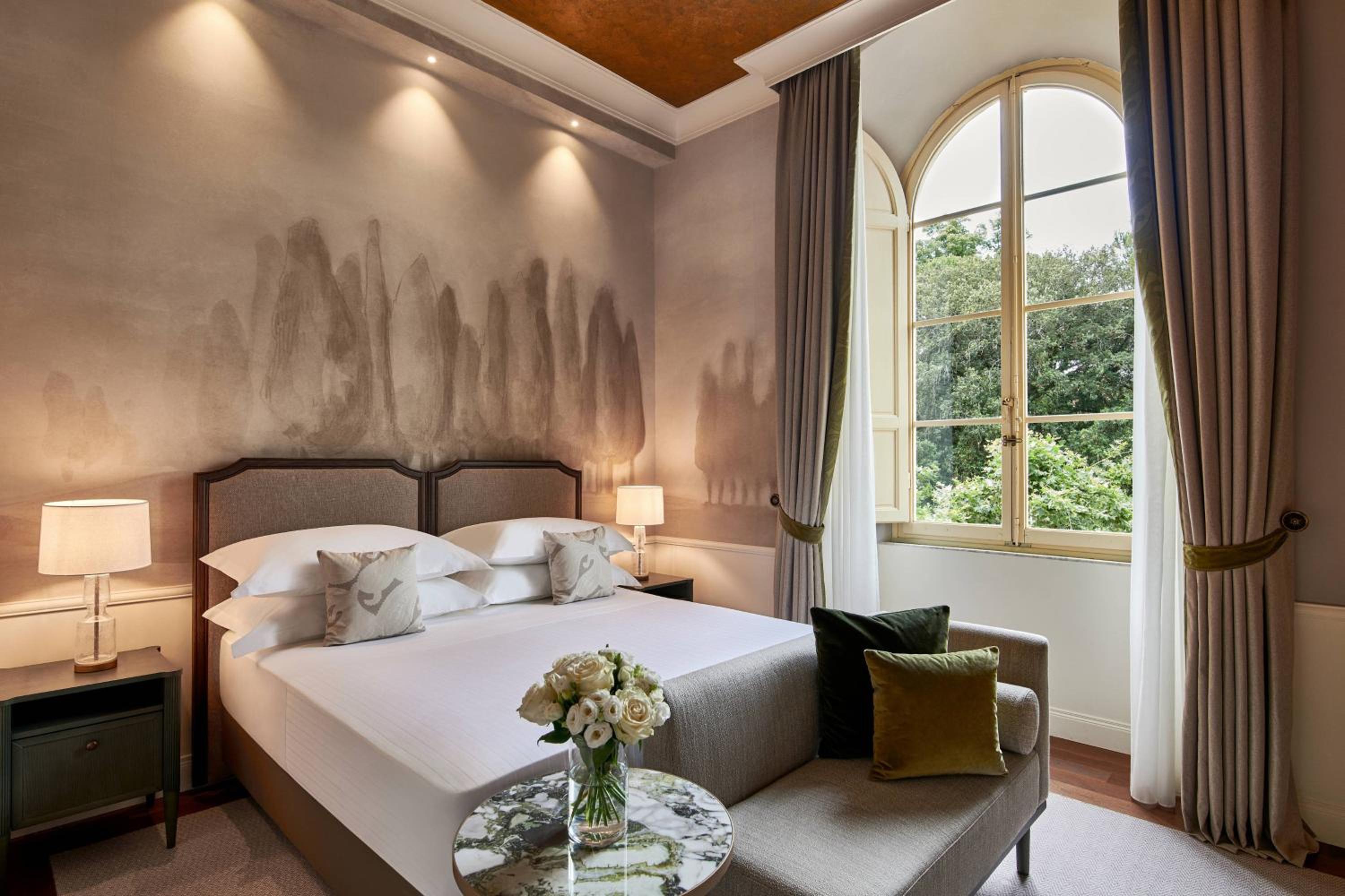 Deluxe Queen Room with Garden View