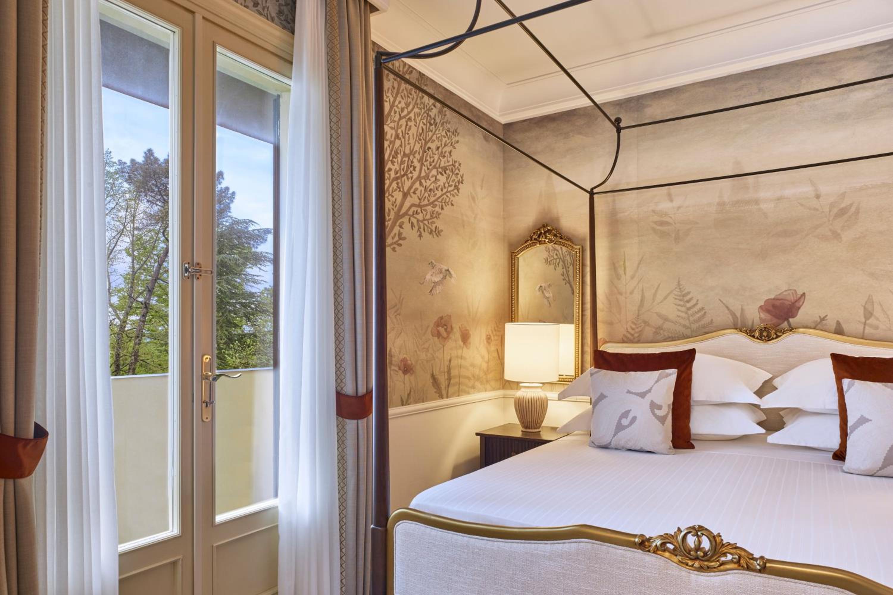 Junior King Suite with Balcony and Garden View