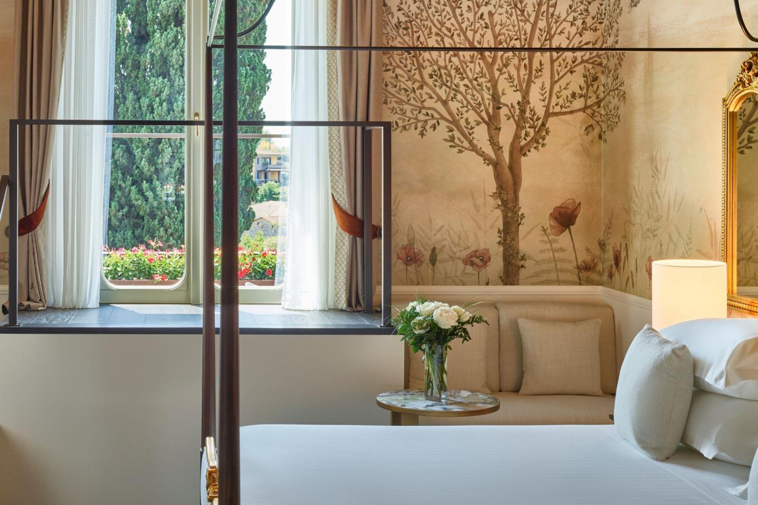 Grand Deluxe King Room with Terrace and Garden View thumbnail 6