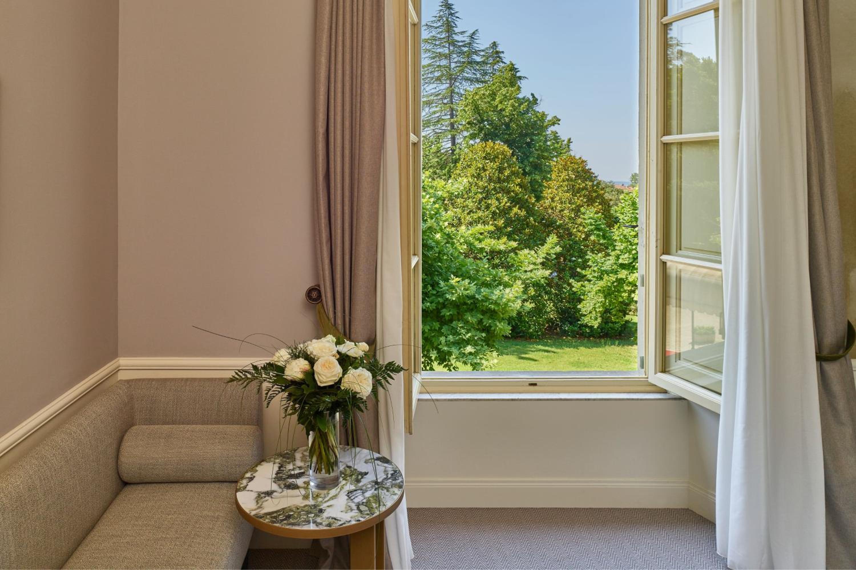 Deluxe Queen Room with Garden View