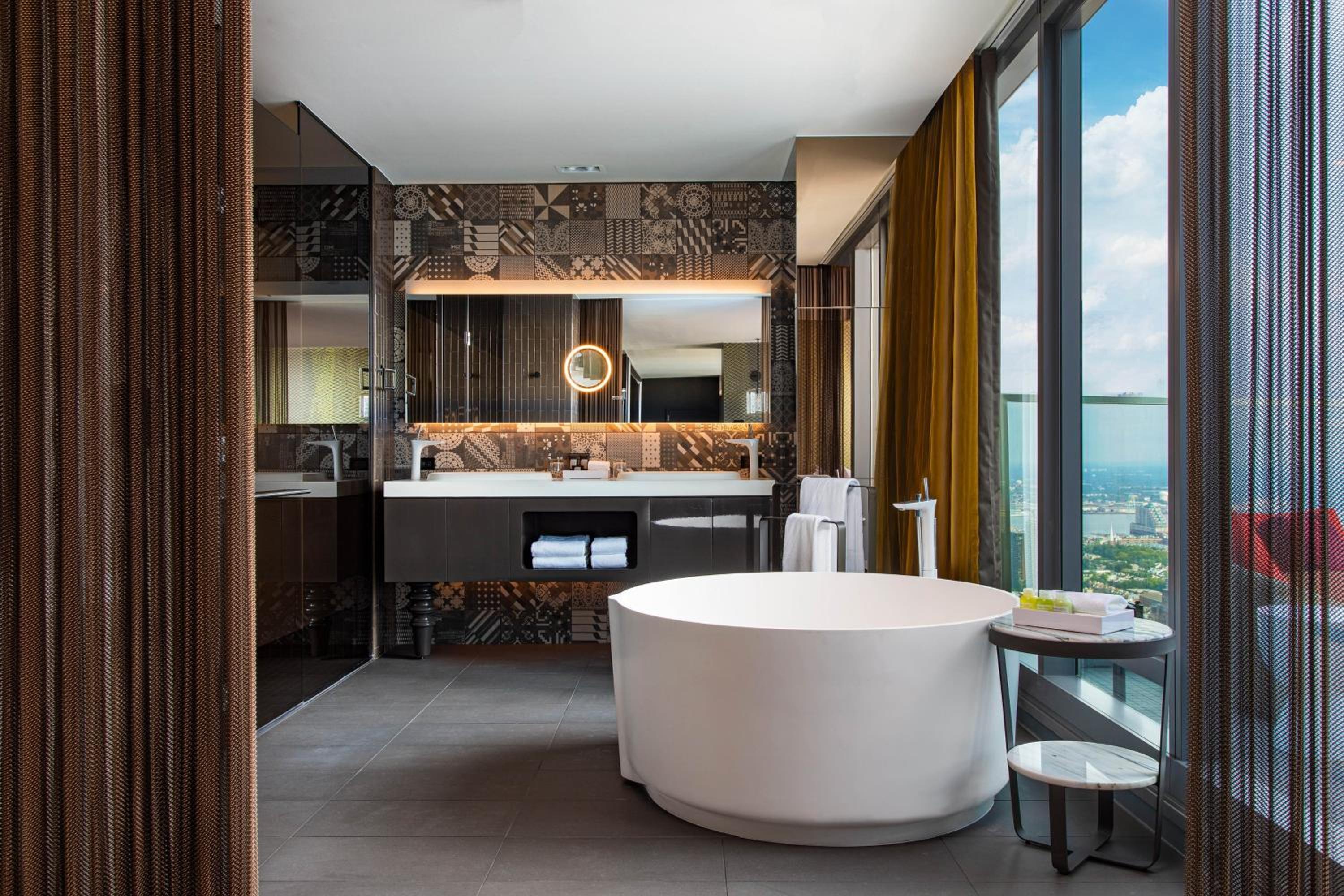 Marvelous, Suite, 1 King, City view - Photo 3
