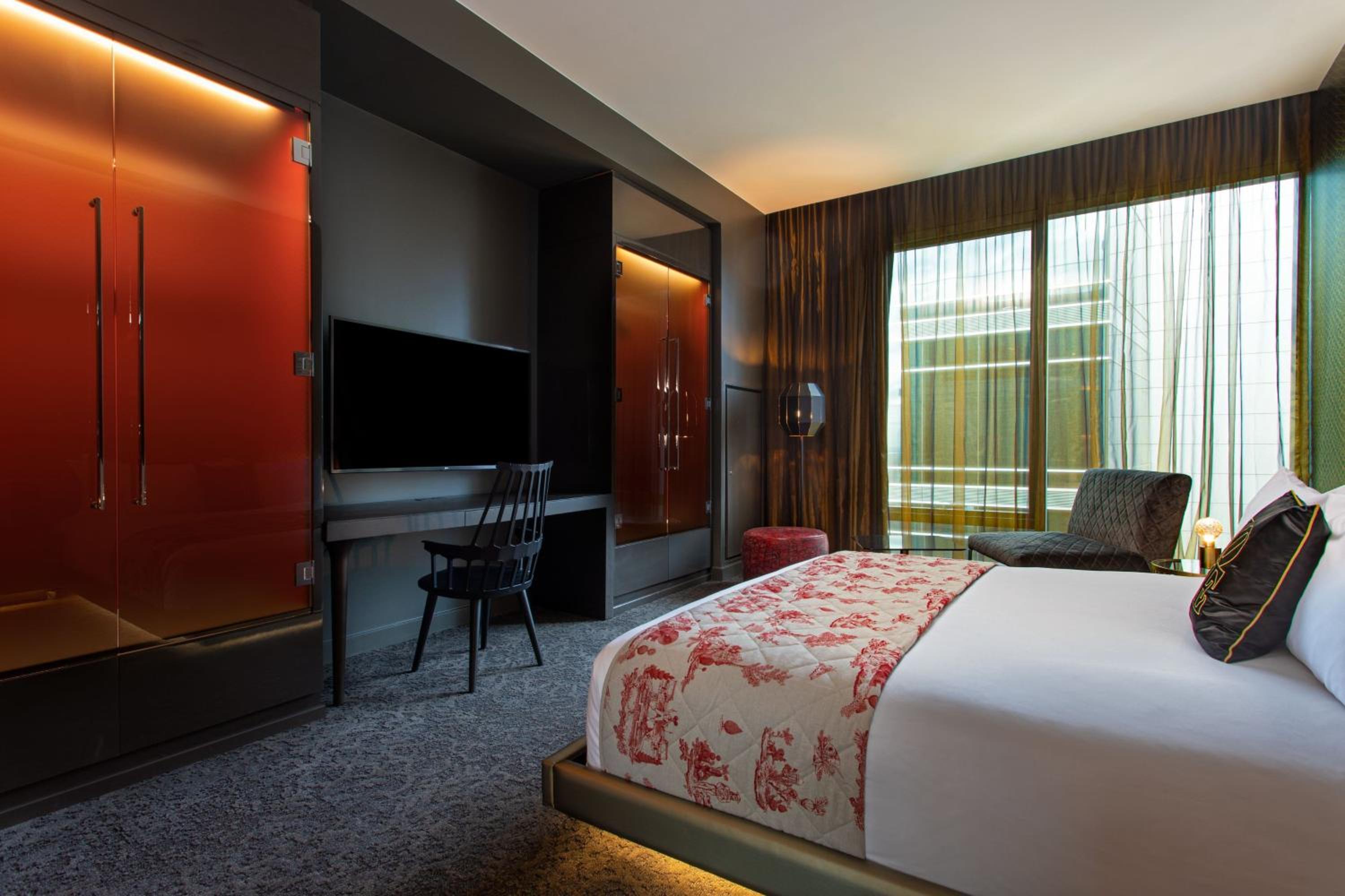 Mega, Suite, 1 King, City view