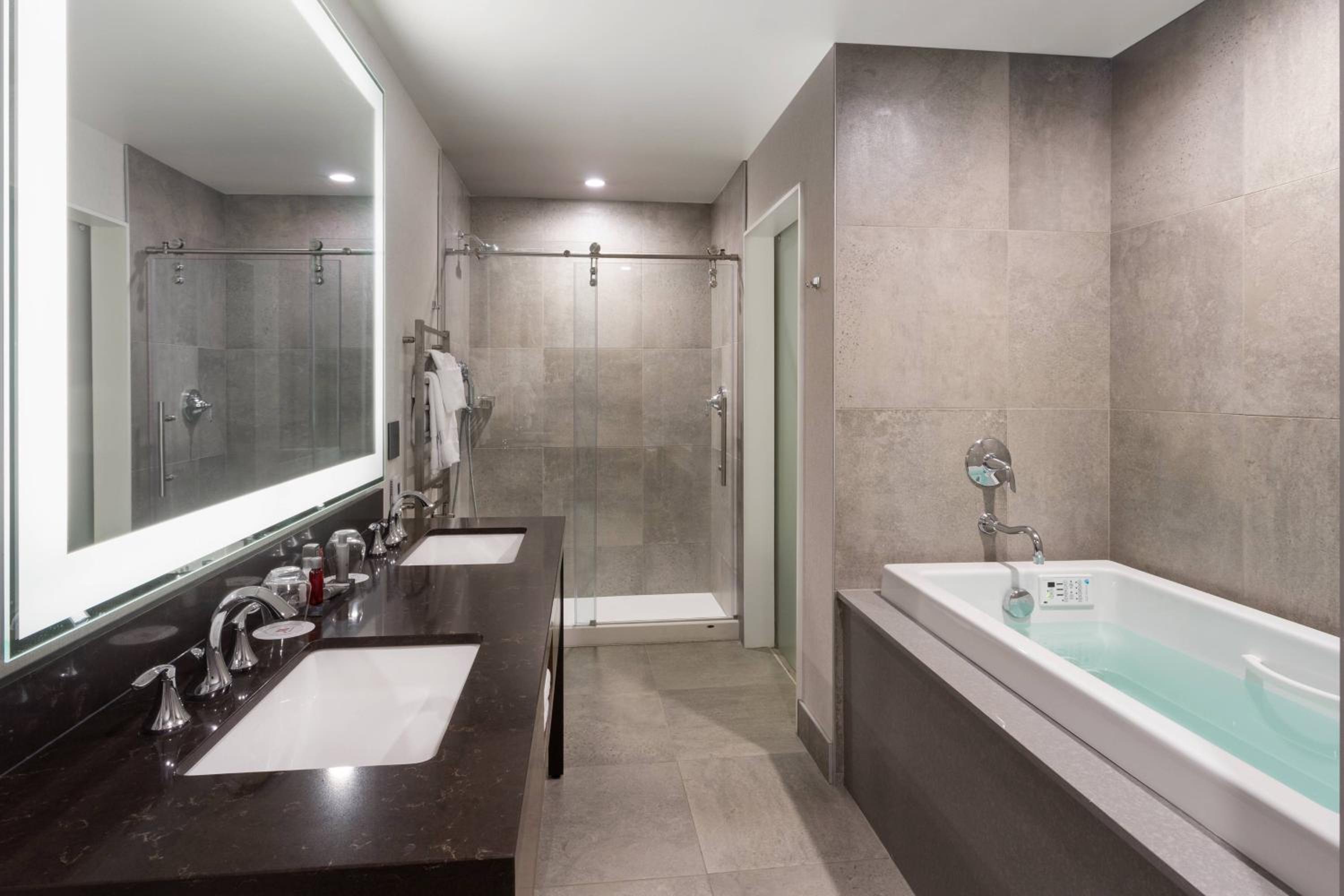 One-Bedroom King Suite with Spa Bath - Photo 2