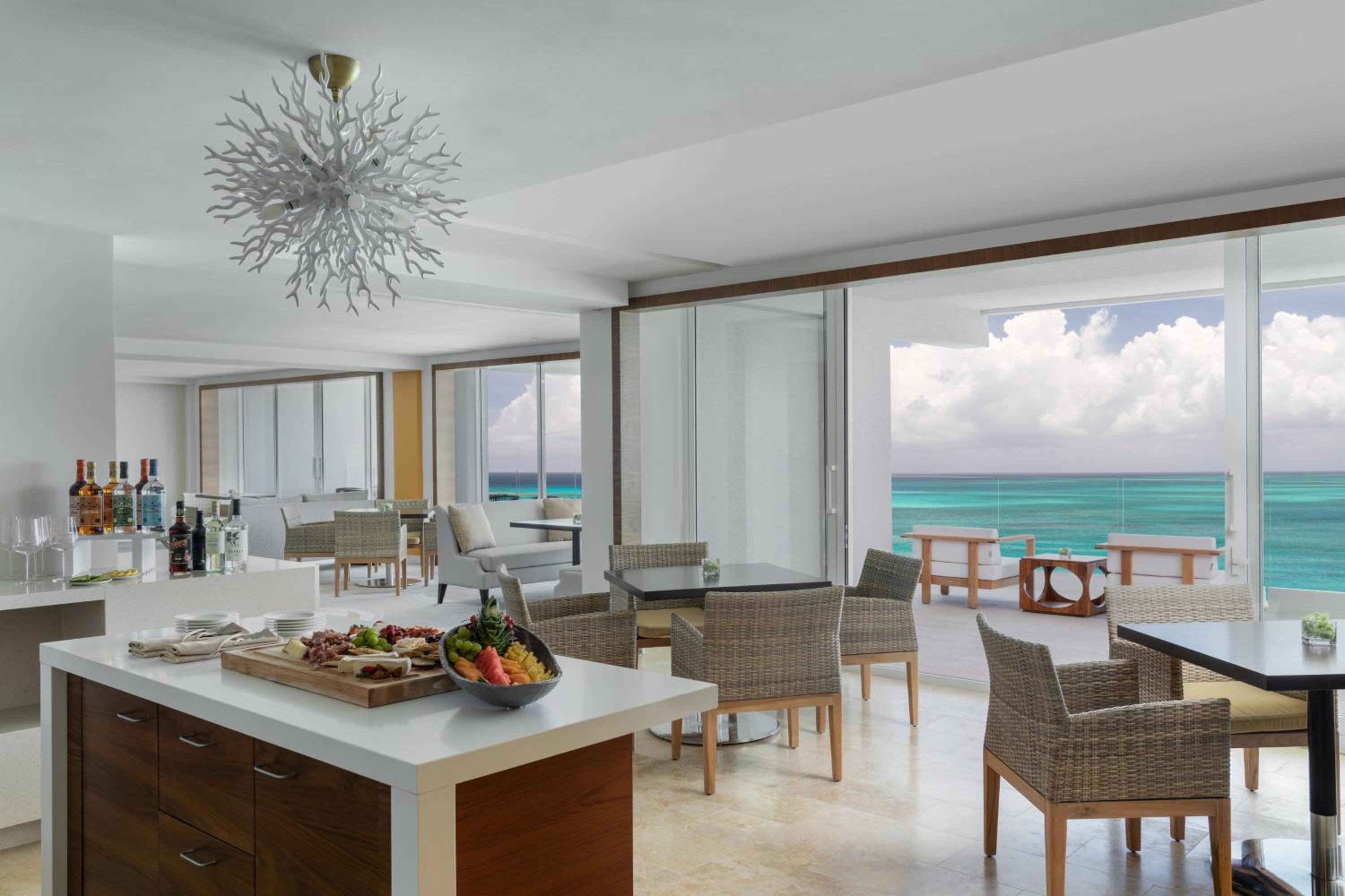 Club level Deluxe Guest Room with 1 King, Oceanfront, Balcony - Photo 2