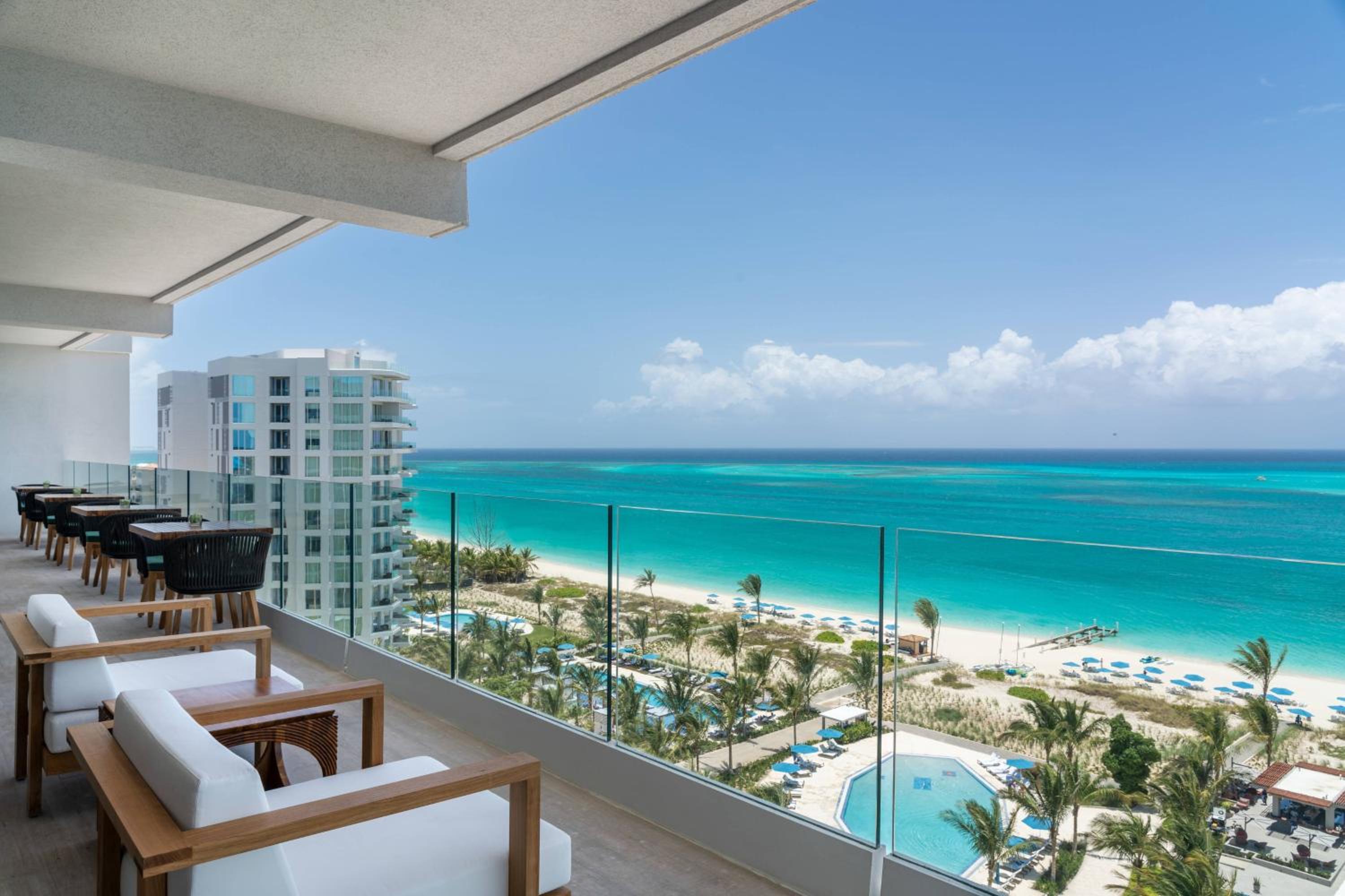 Club level Deluxe Guest Room with 1 King, Oceanfront, Balcony - Photo 6