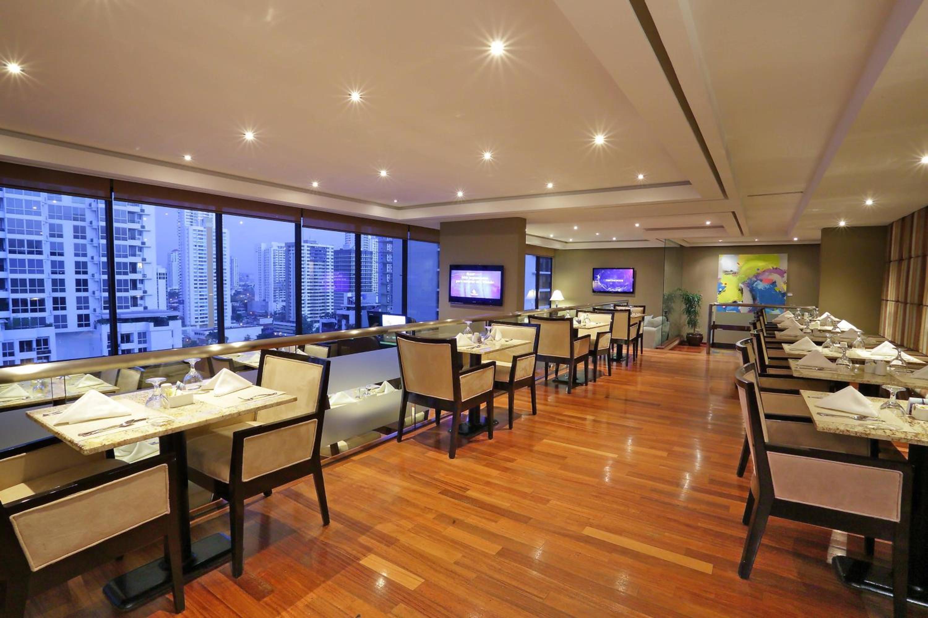 Club, Club level, Guest room, 1 King, City view photo 3