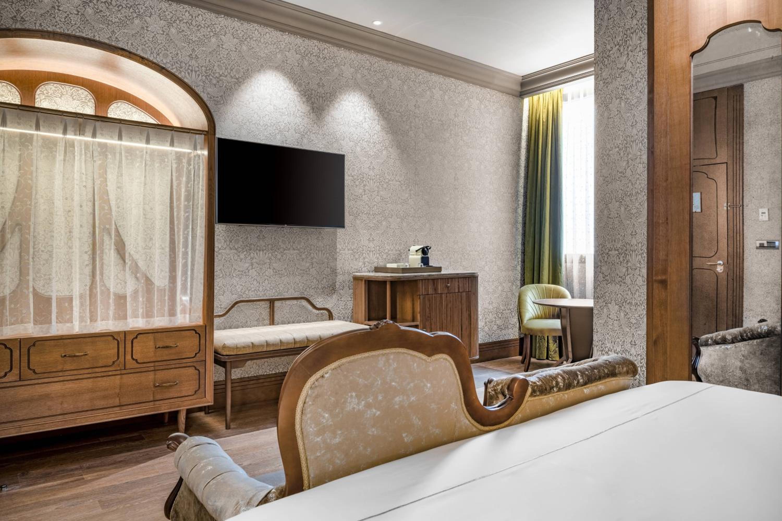 Standard Interior, Guest room, 1 King, Courtyard view