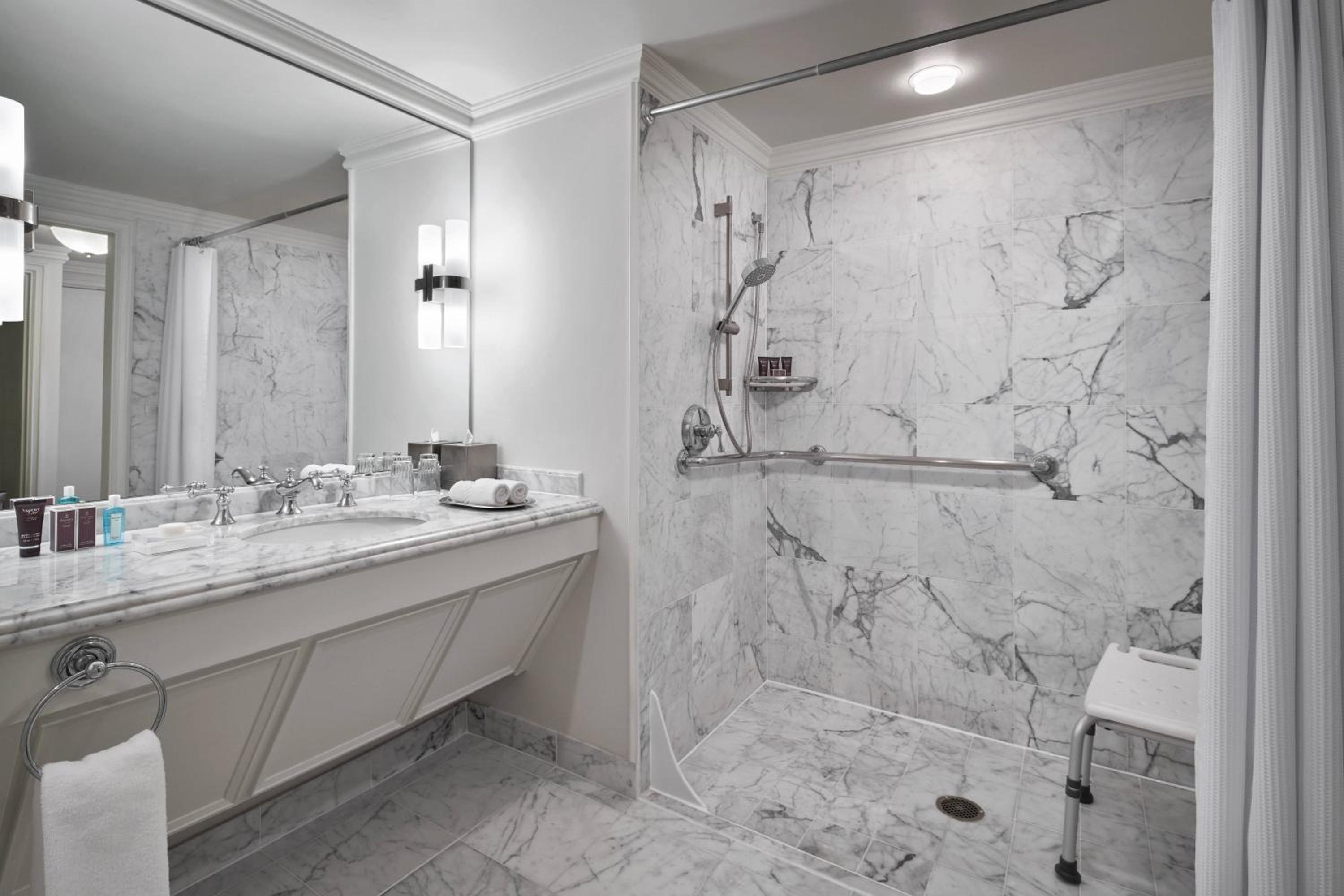 Deluxe, Guest room, 1 King - Photo 5