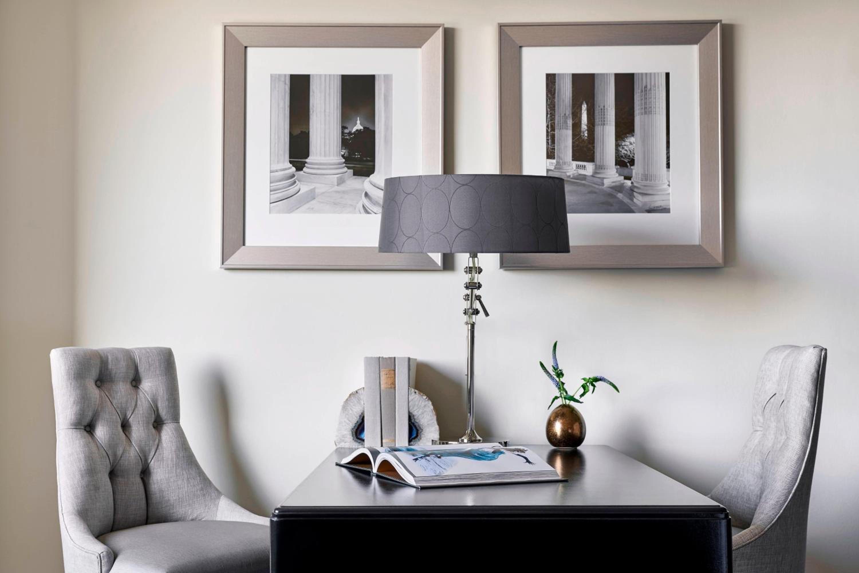 Deluxe, Guest room, 1 King - Photo 2