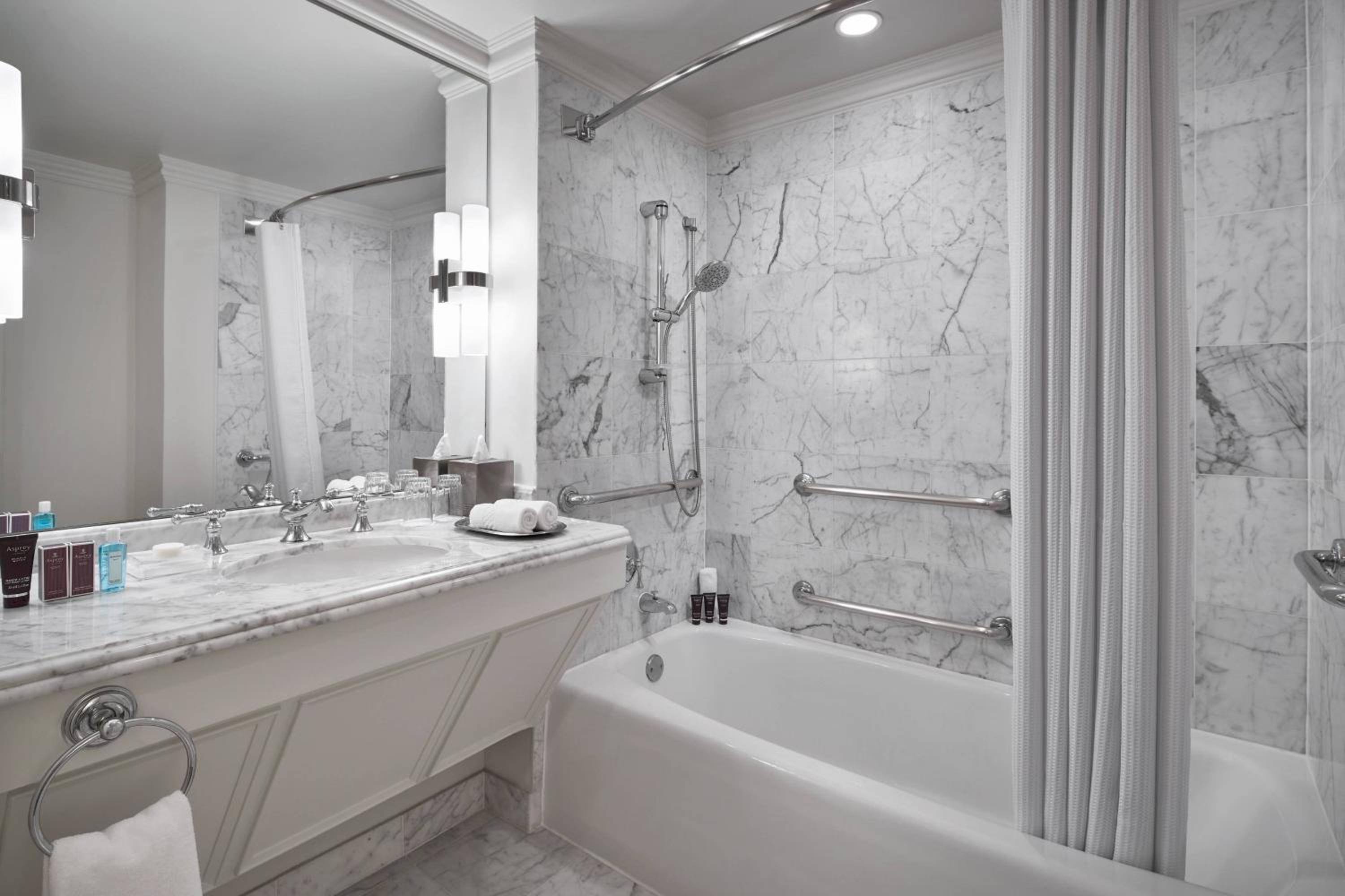 Deluxe, Guest room, 1 King - Photo 4