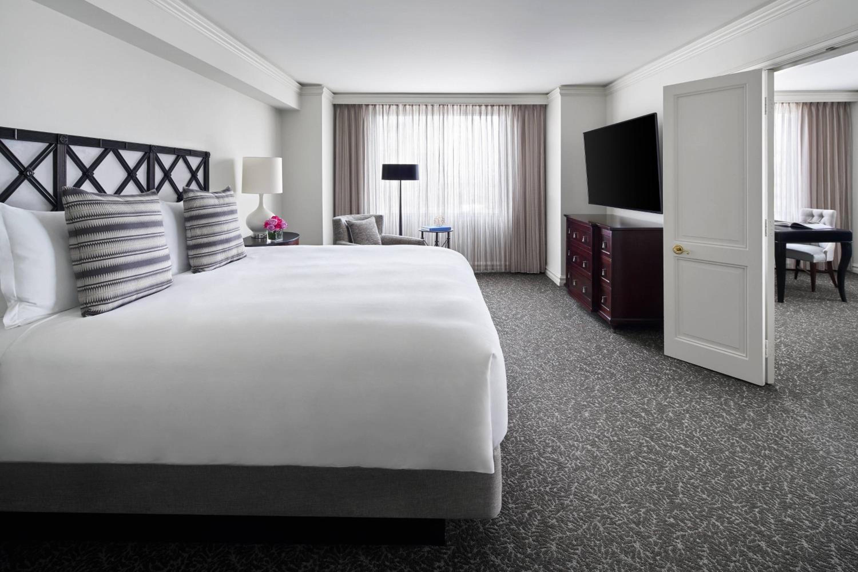 1 Bedroom Executive Suite, 1 King, Sofa bed - Photo 7