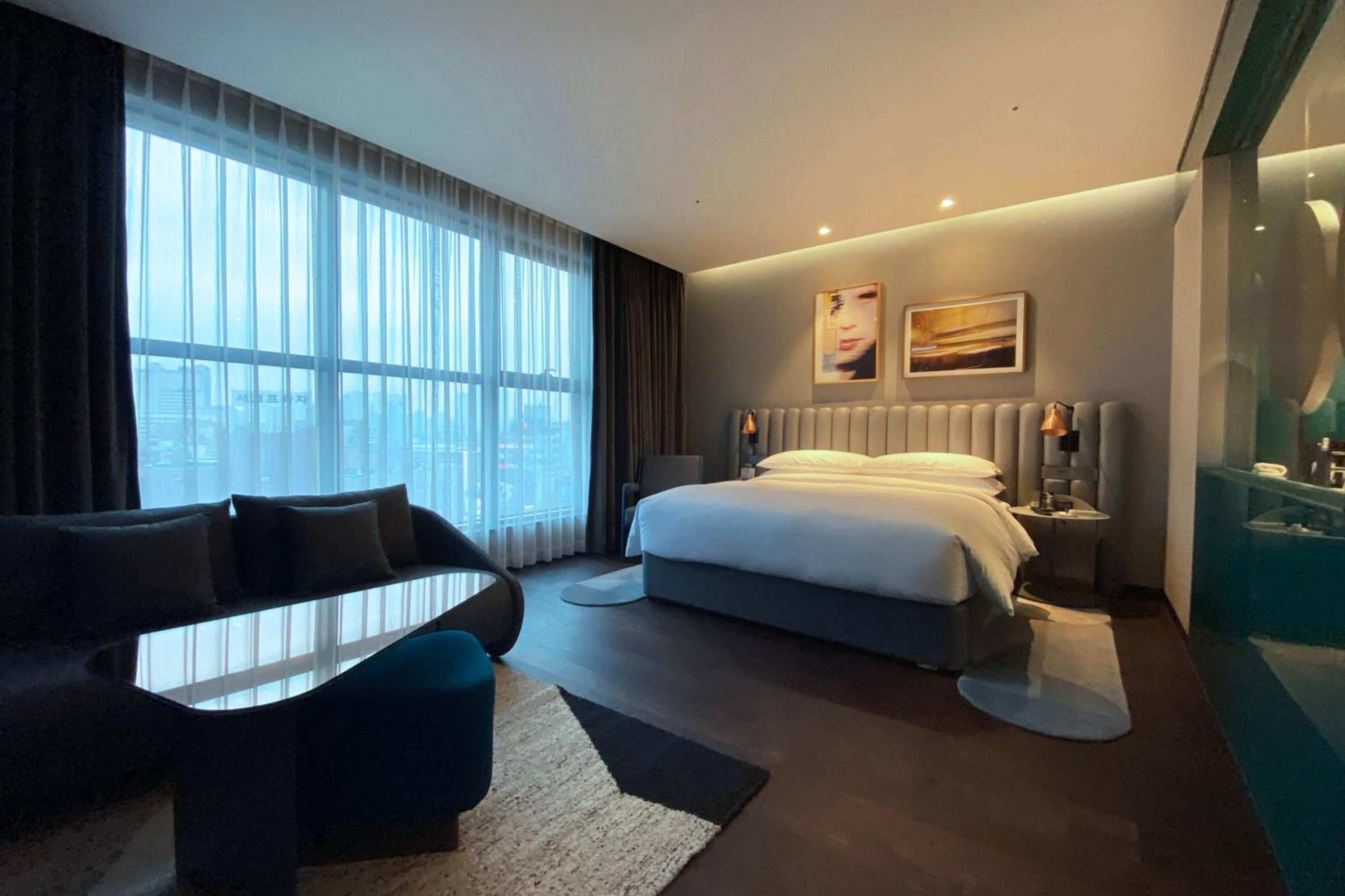 Director Suite, 1 Bedroom Suite, 1 King, City view - Photo 4