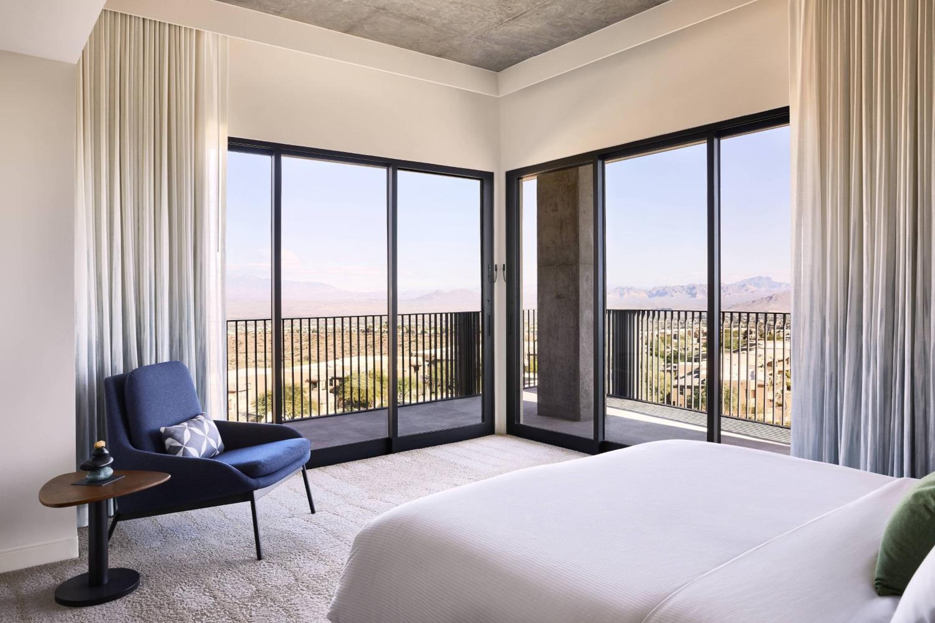 Dark Sky Corner Suite, 1 Bedroom Suite, 1 King, Corner room - Photo 2