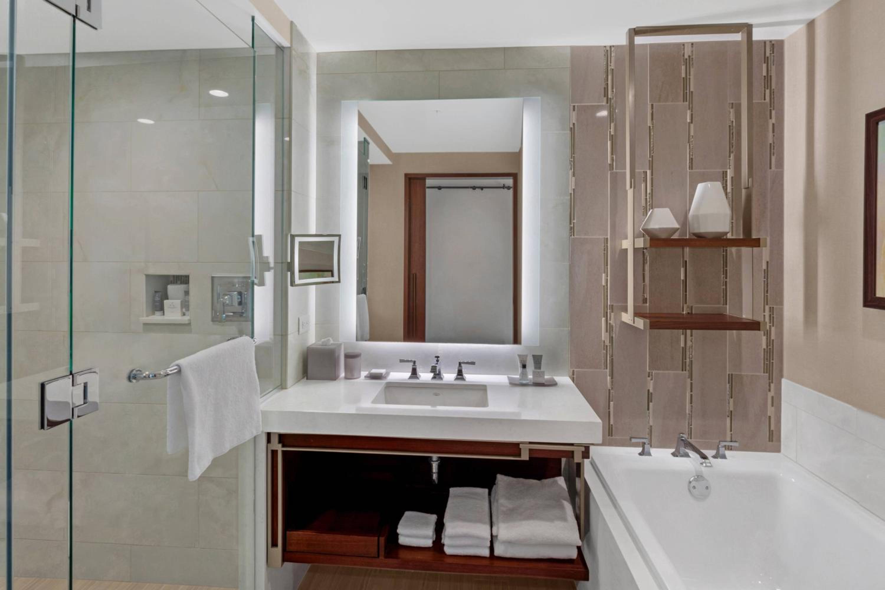 Deluxe Queen Room with Two Queen Beds and Pool View - Photo 4