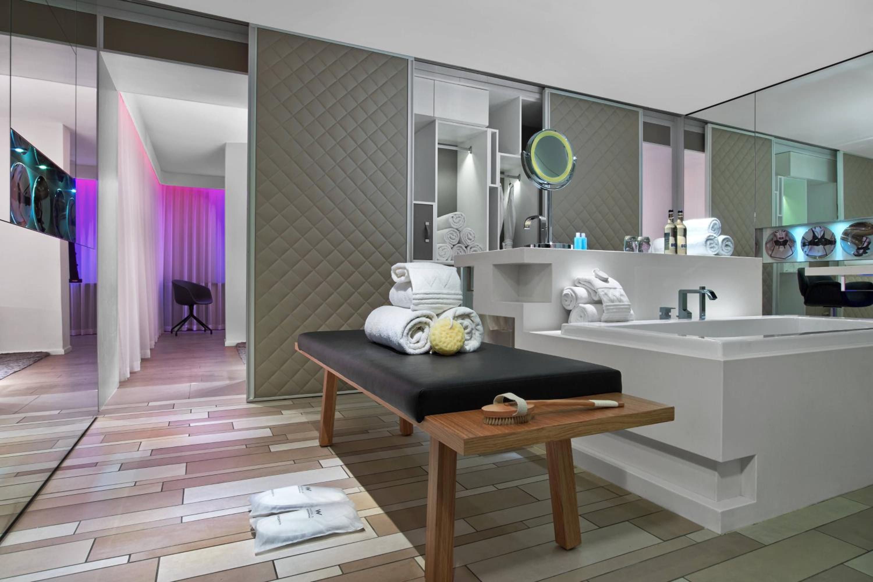 Supreme Screening Suite, Suite, 1 King