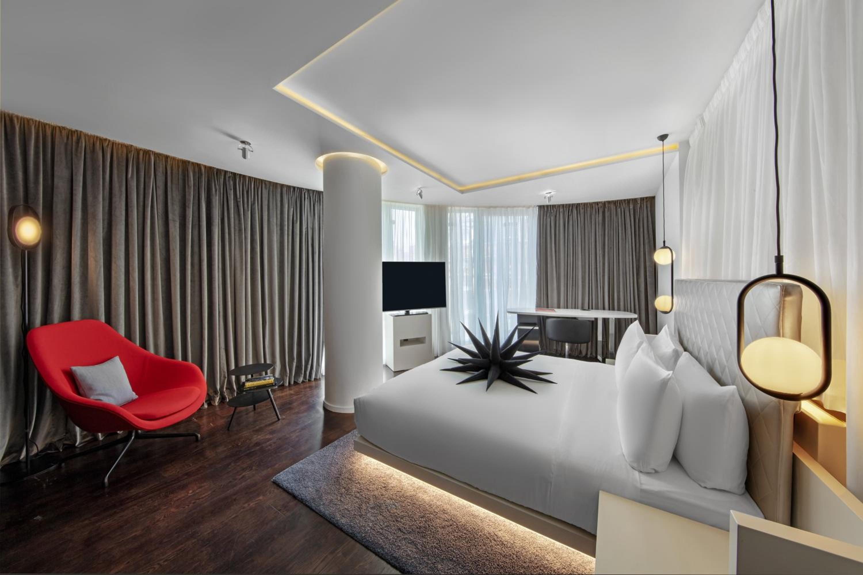 Cool Corner Suite, Suite, 1 King, Corner room