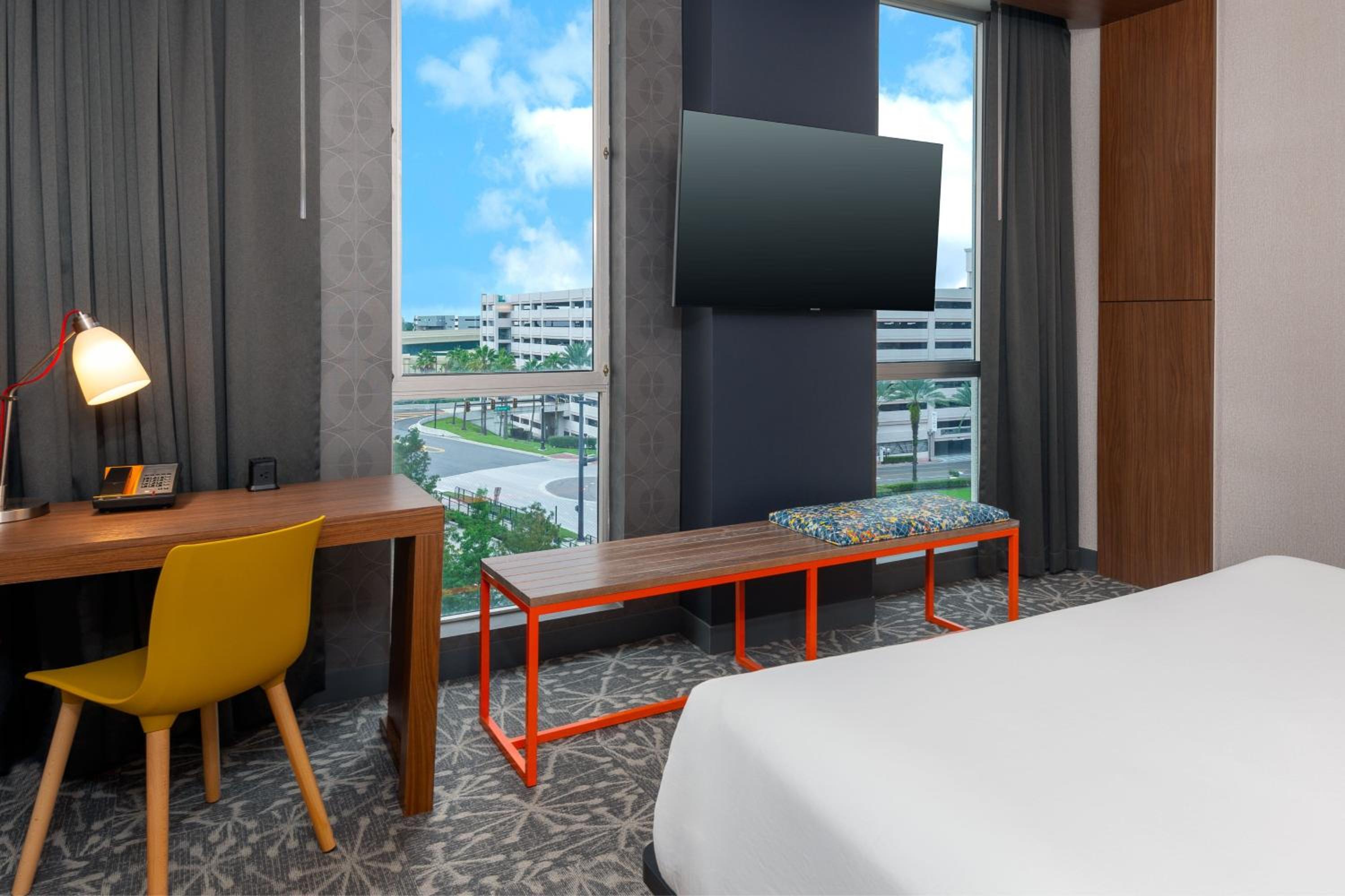 Aloft, Guest room, 1 King thumbnail 5