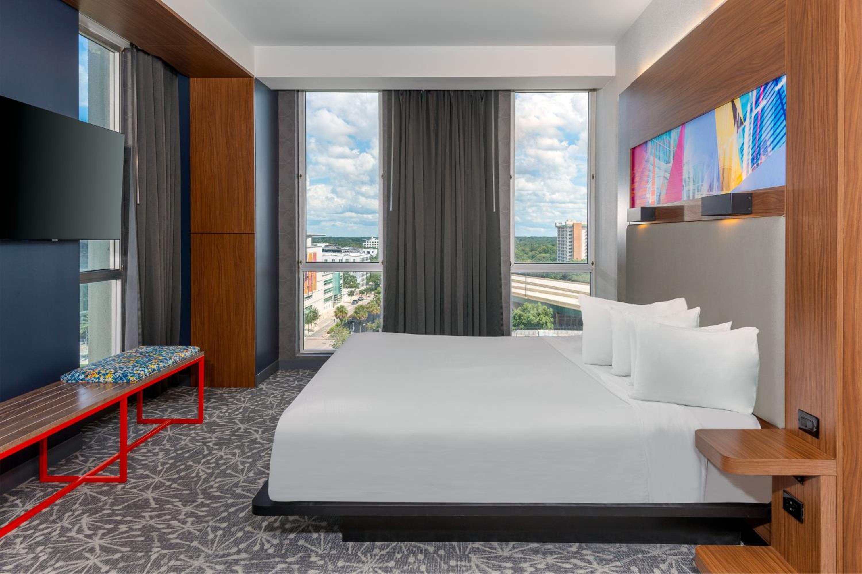Savvy, Suite, 1 King, Corner room