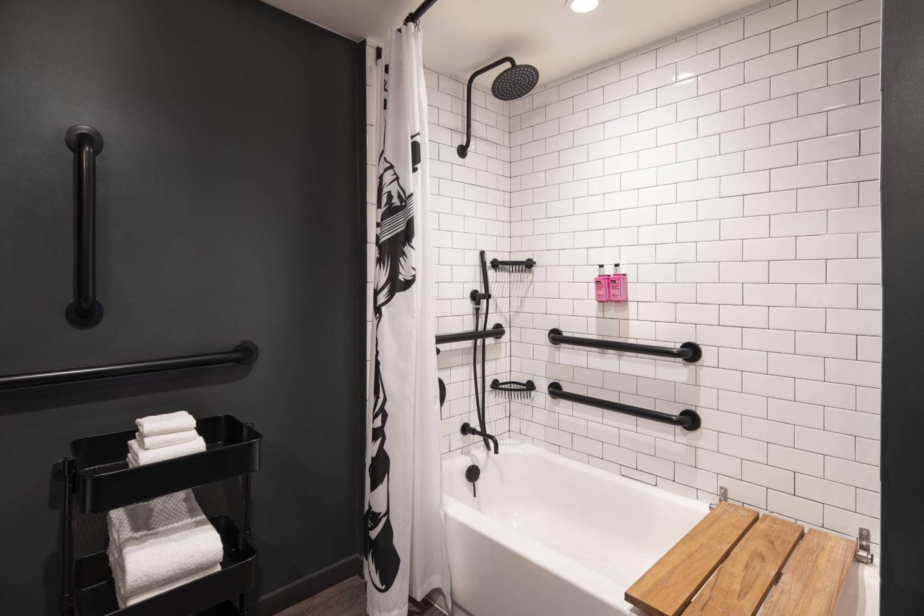 Small King Room - Hearing Accessible - Photo 7