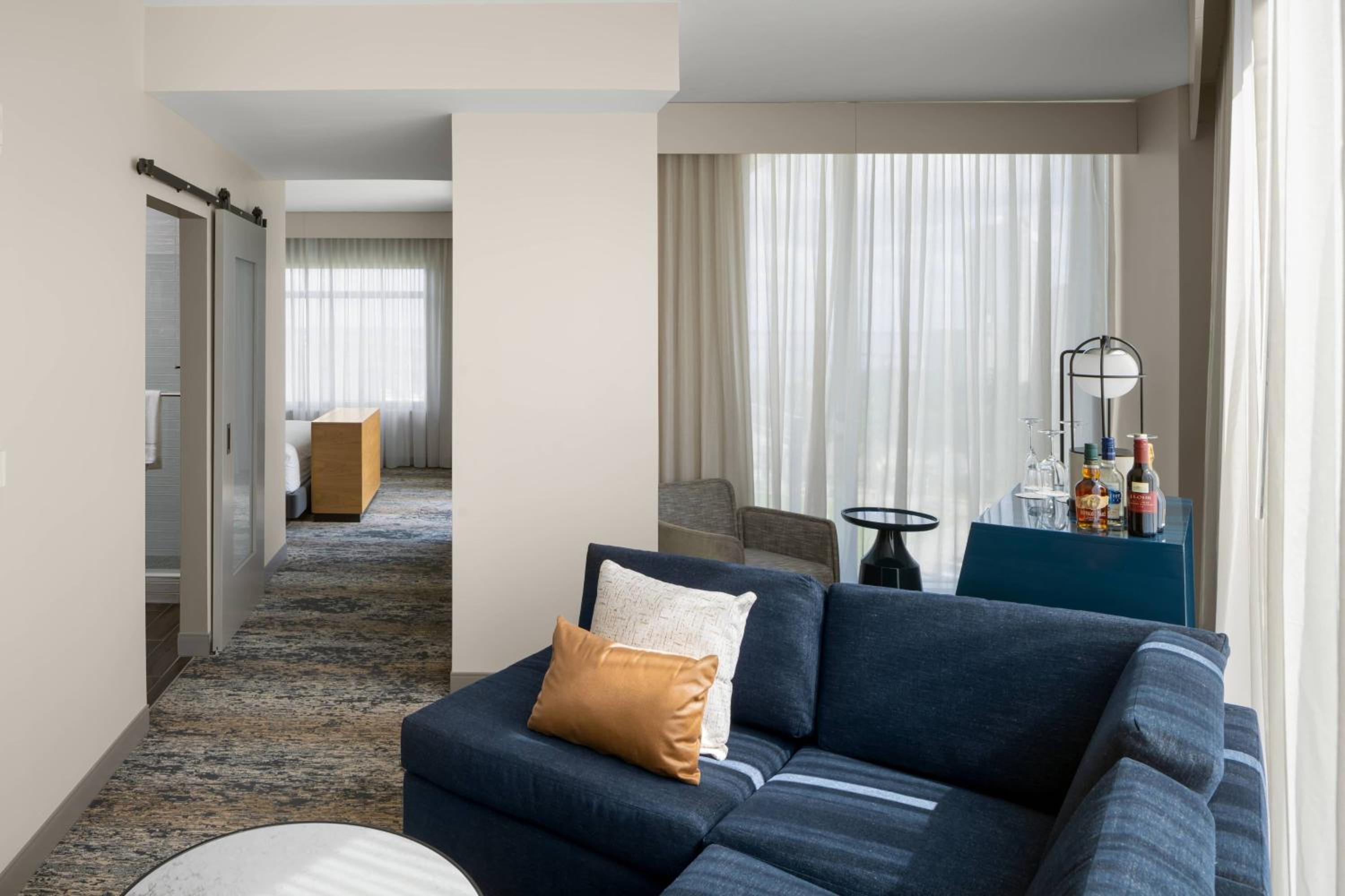 Night Owl King Balcony Suite, Junior Suite, 1 King, Sofabed - Photo 2
